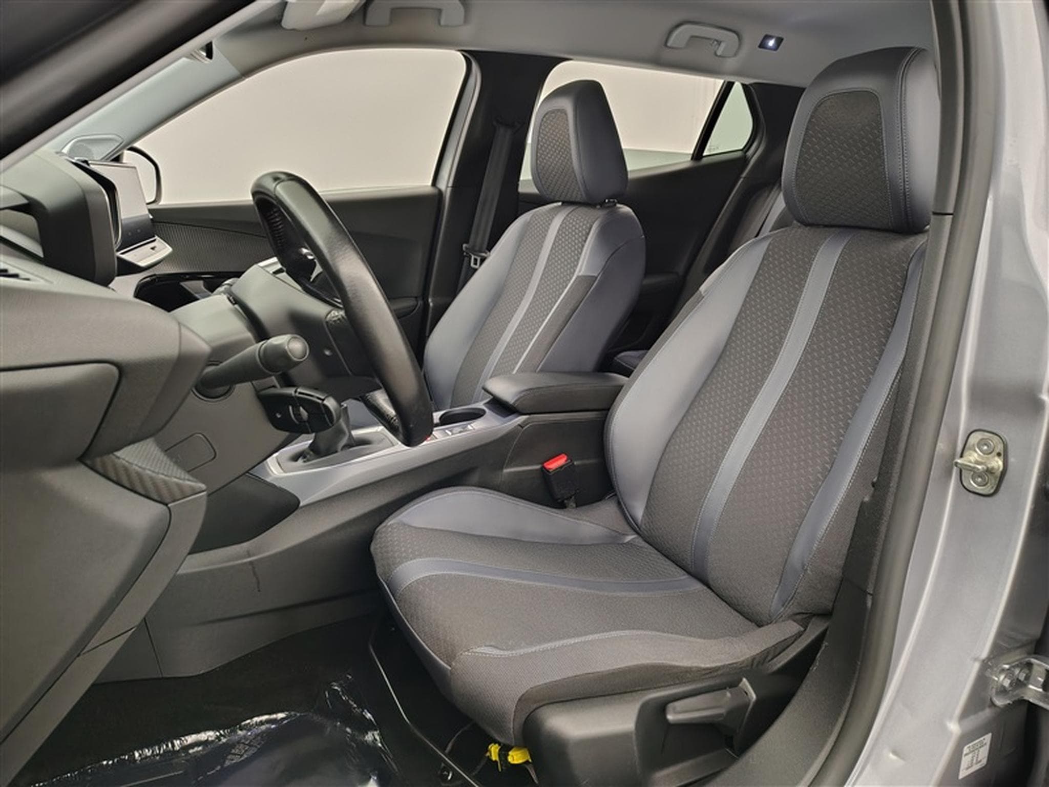 Peugeot 2008 1.2 PureTech Allure Pack NAVI / CARPLAY / CAMERA (2020) - Photo 7