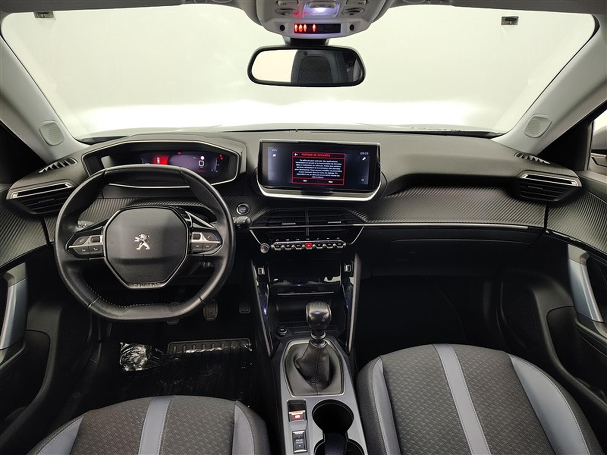 Peugeot 2008 1.2 PureTech Allure Pack NAVI / CARPLAY / CAMERA (2020) - Photo 8