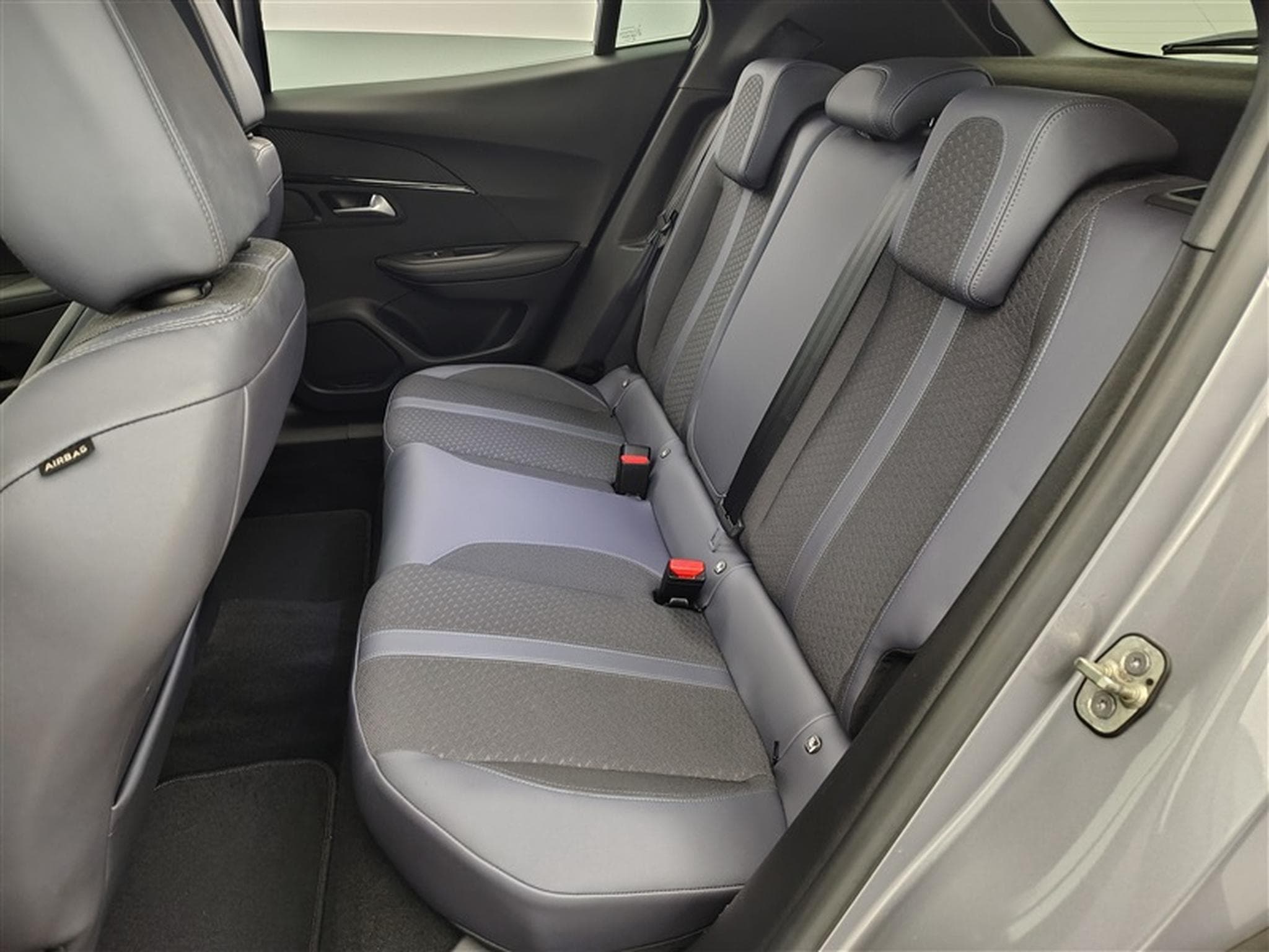 Peugeot 2008 1.2 PureTech Allure Pack NAVI / CARPLAY / CAMERA (2020) - Photo 13