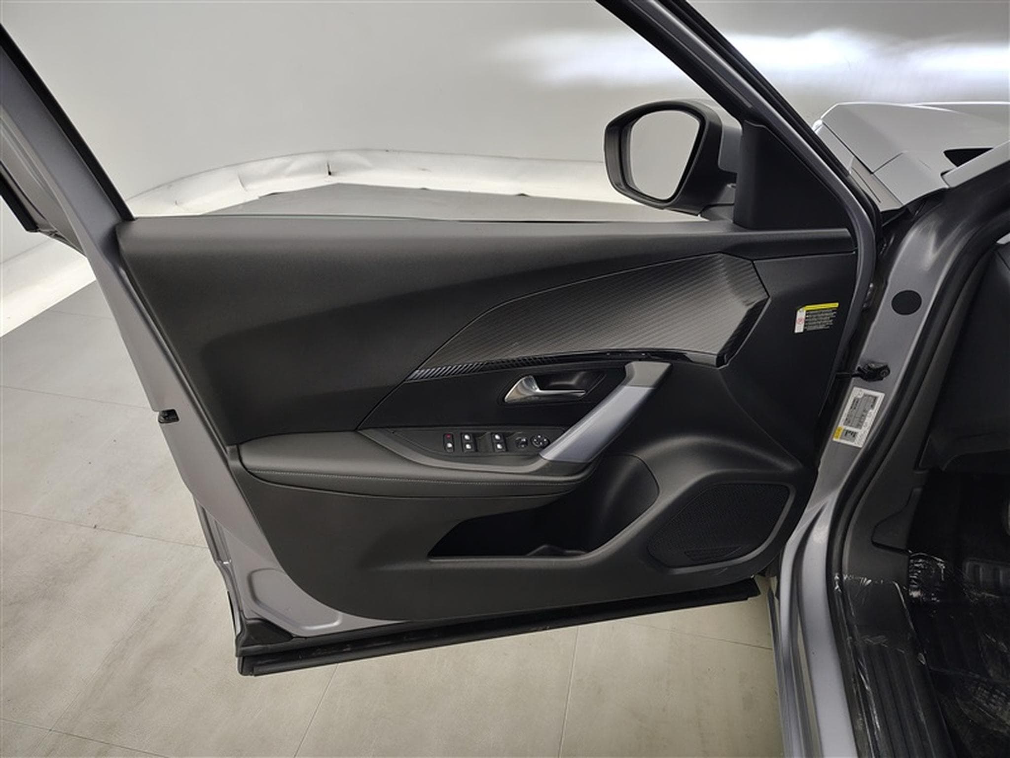 Peugeot 2008 1.2 PureTech Allure Pack NAVI / CARPLAY / CAMERA (2020) - Photo 17