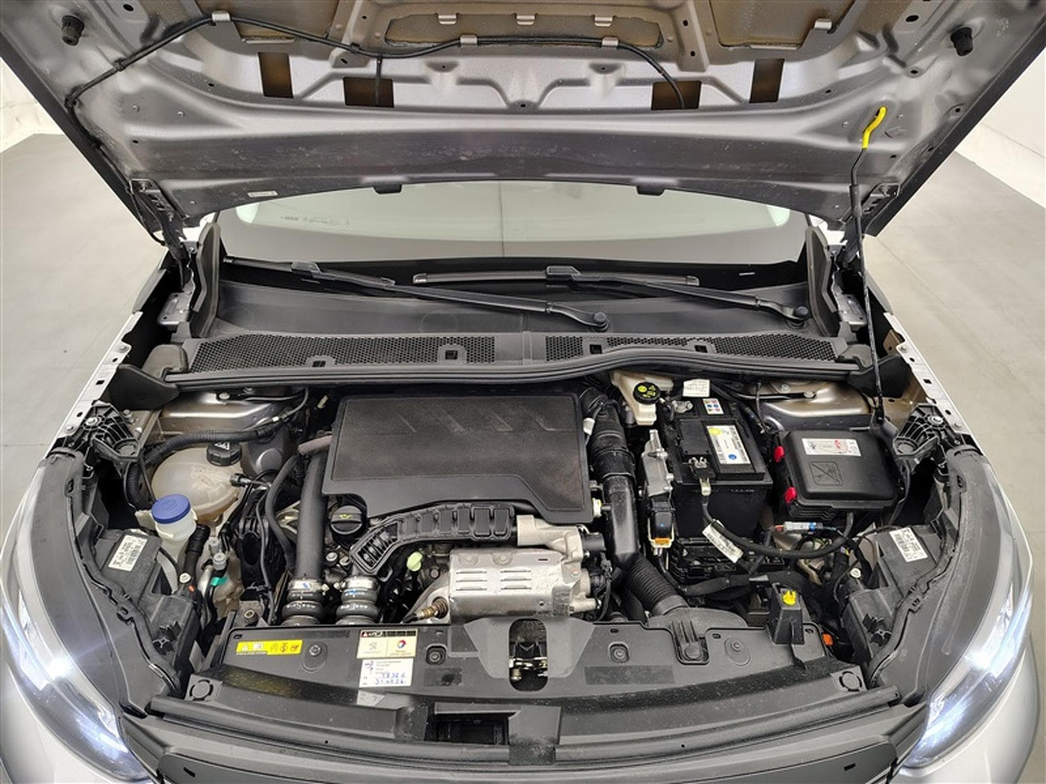 Peugeot 2008 1.2 PureTech Allure Pack NAVI / CARPLAY / CAMERA (2020) - Photo 19