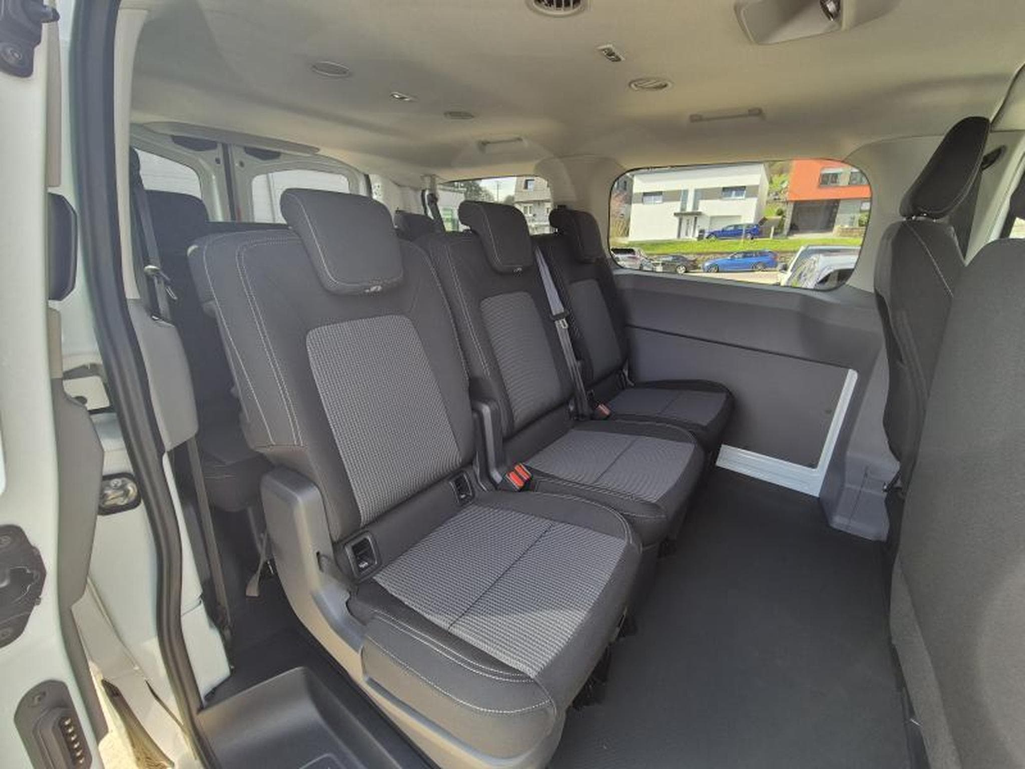 VW Caravelle Combi court (2026) - Photo 6
