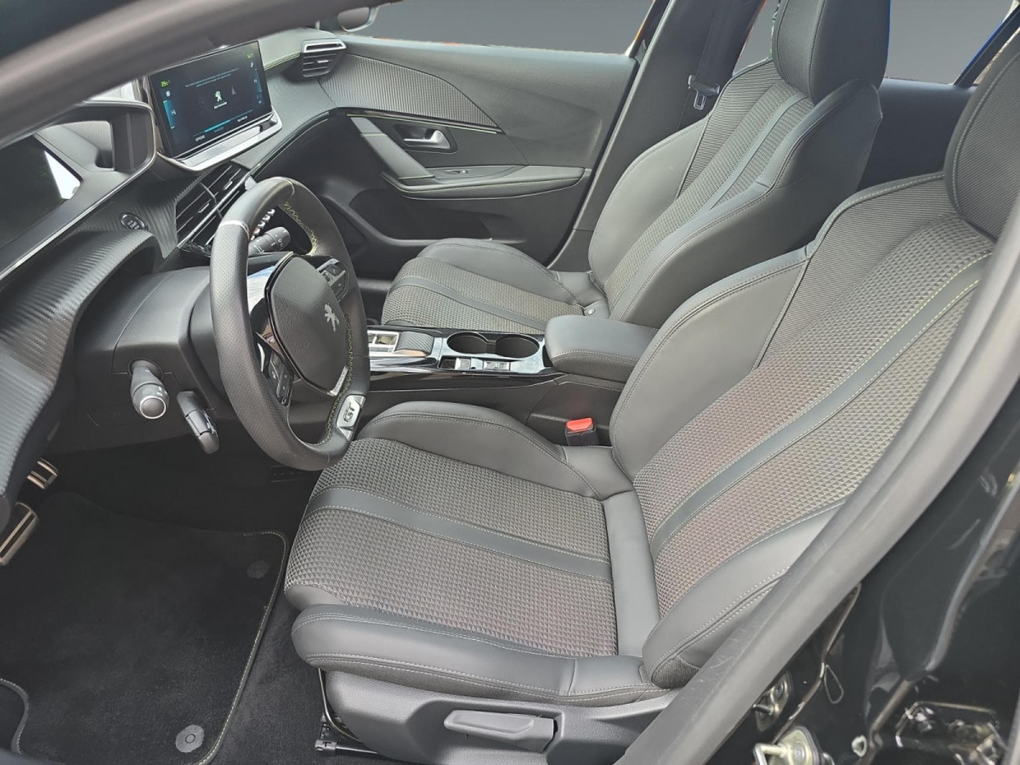 Peugeot 208 GT 5D CVT (2023) - Photo 9