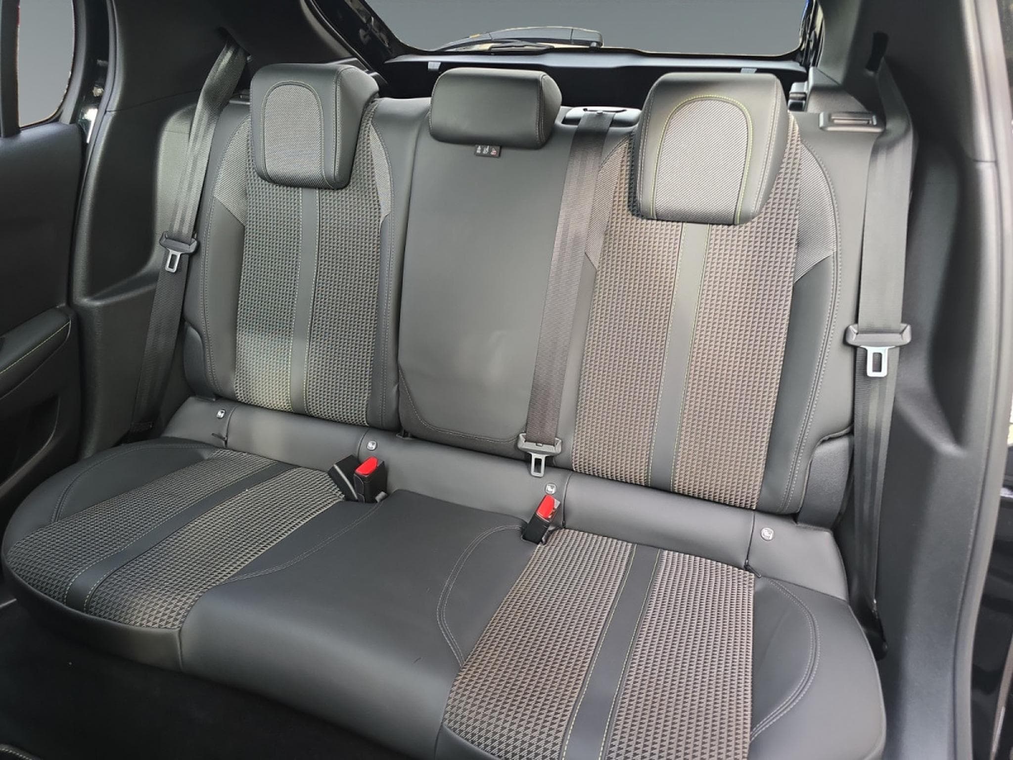 Peugeot 208 GT 5D CVT (2023) - Photo 15