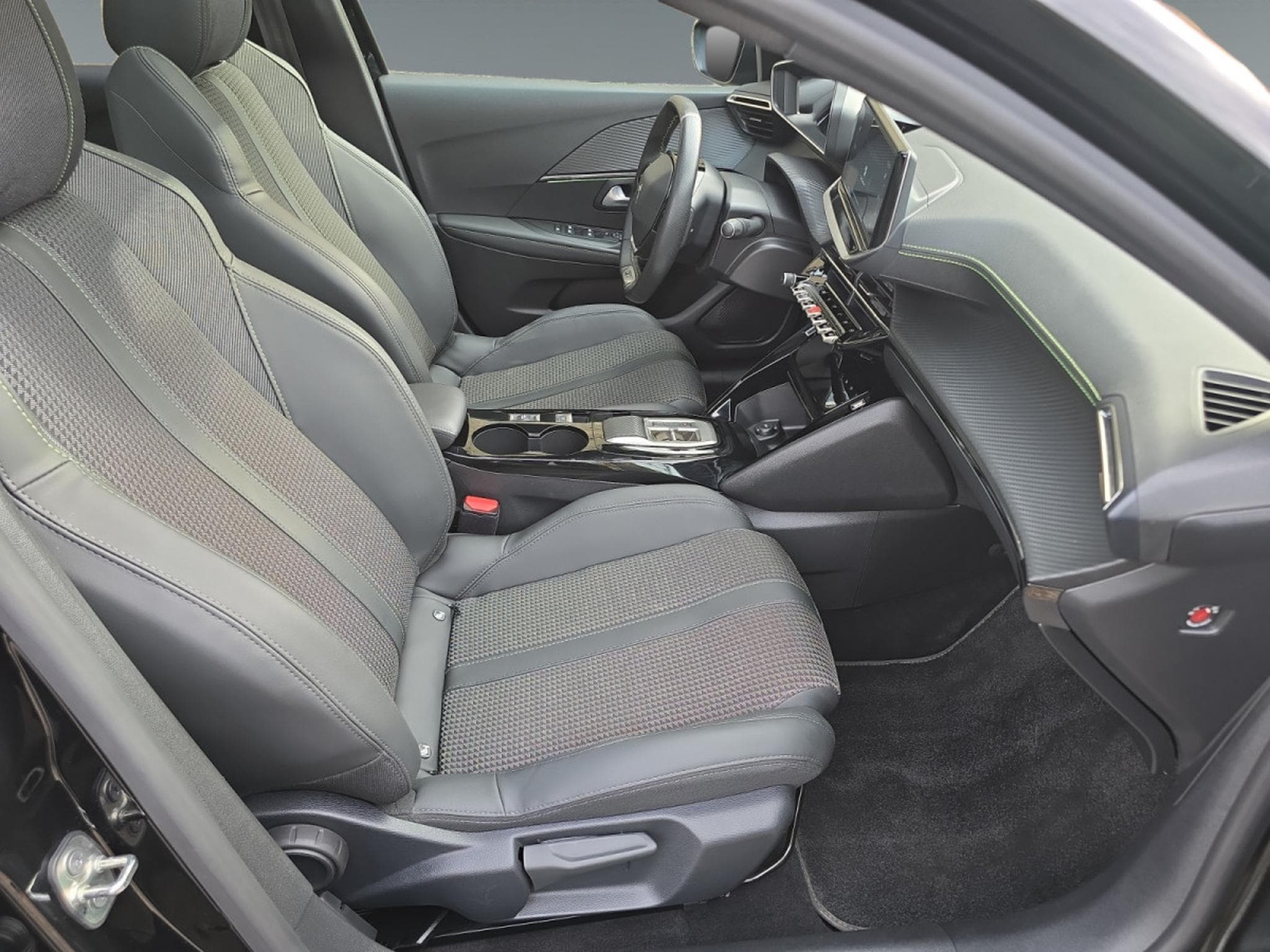 Peugeot 208 GT 5D CVT (2023) - Photo 16