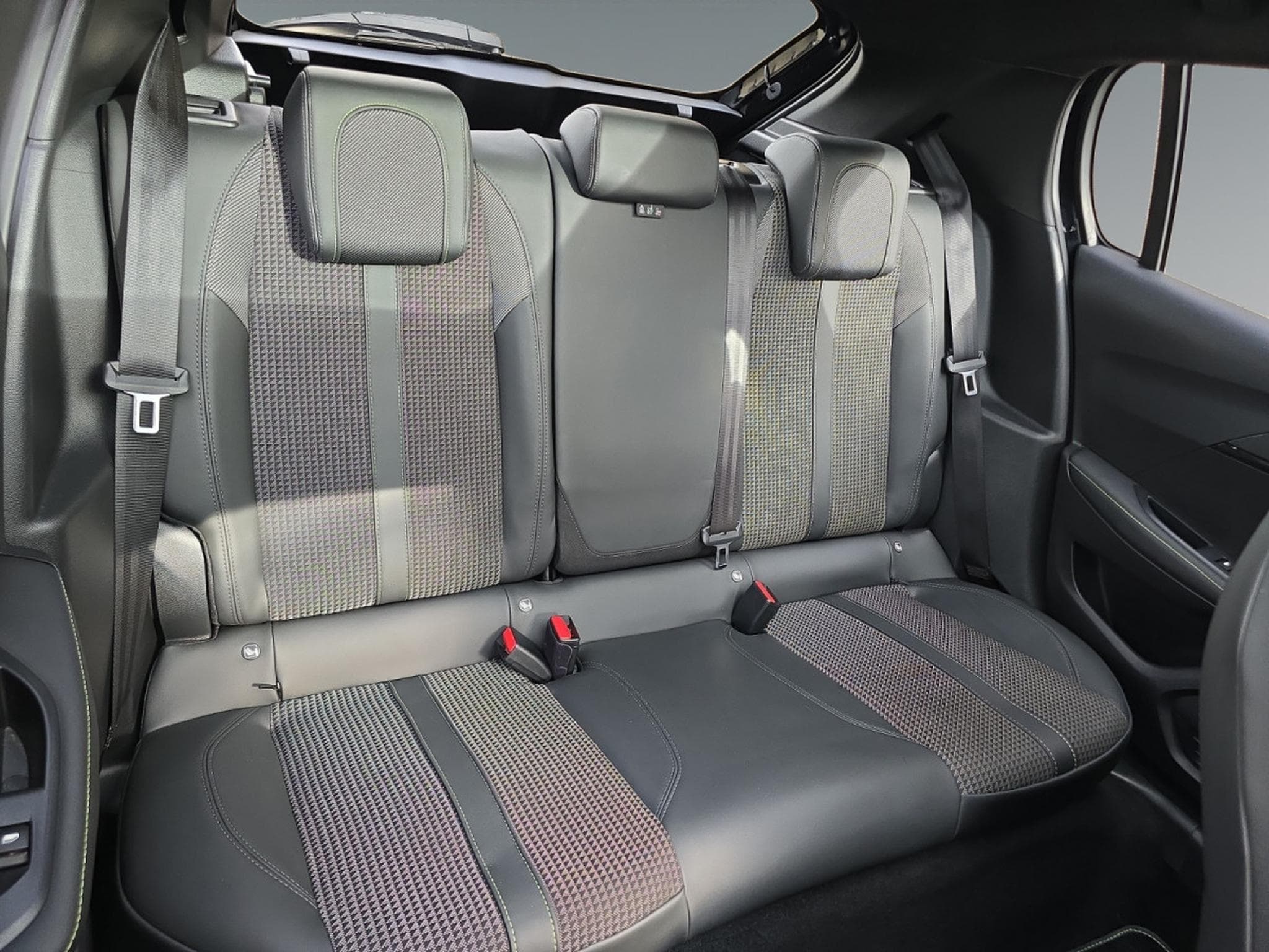 Peugeot 208 GT 5D CVT (2023) - Photo 17