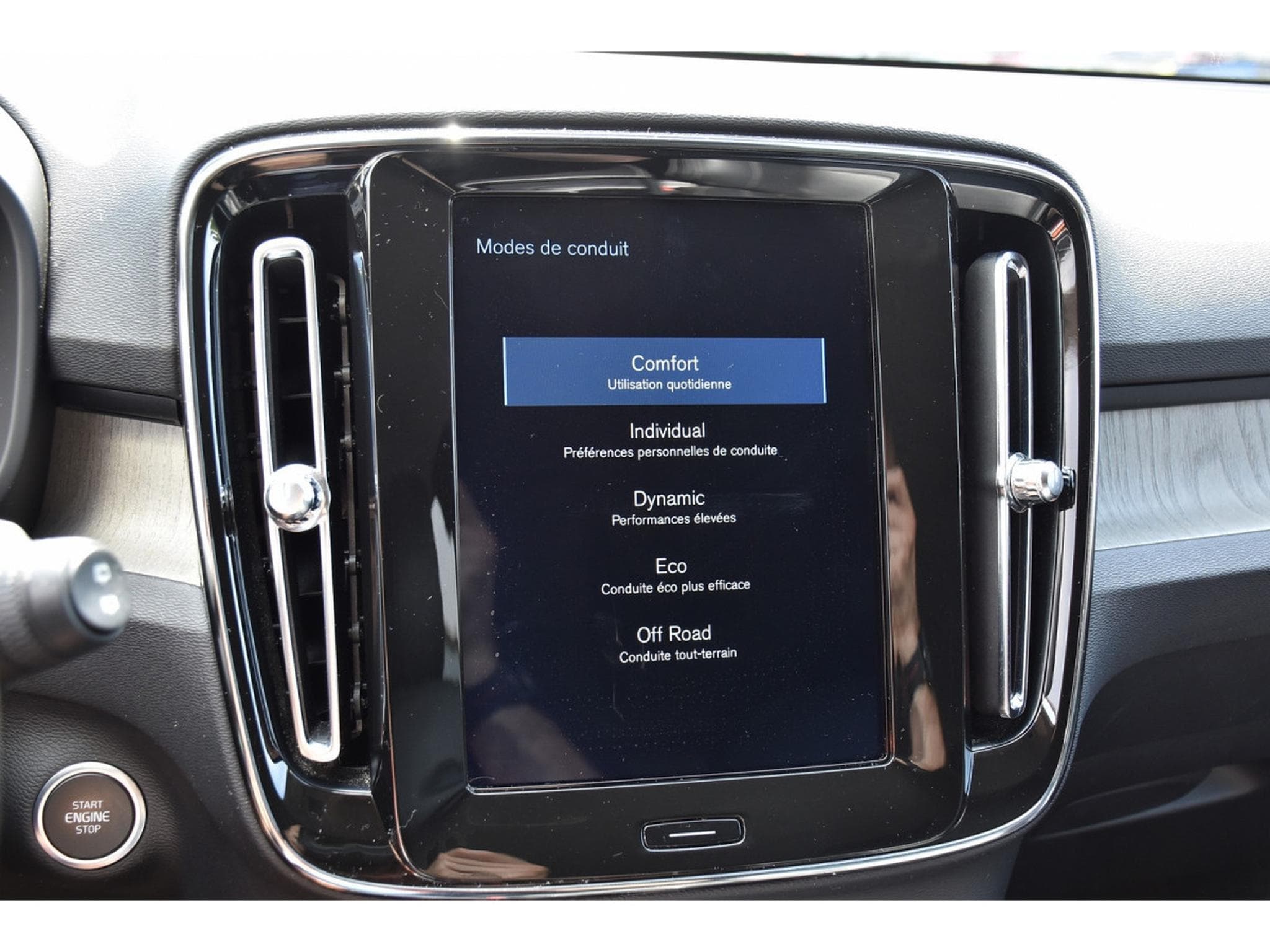 Volvo XC40 1.5 T3 Inscription Geartronic CUIR LANE GPS CAM KEYLESS 1°M. (2020) - Photo 14