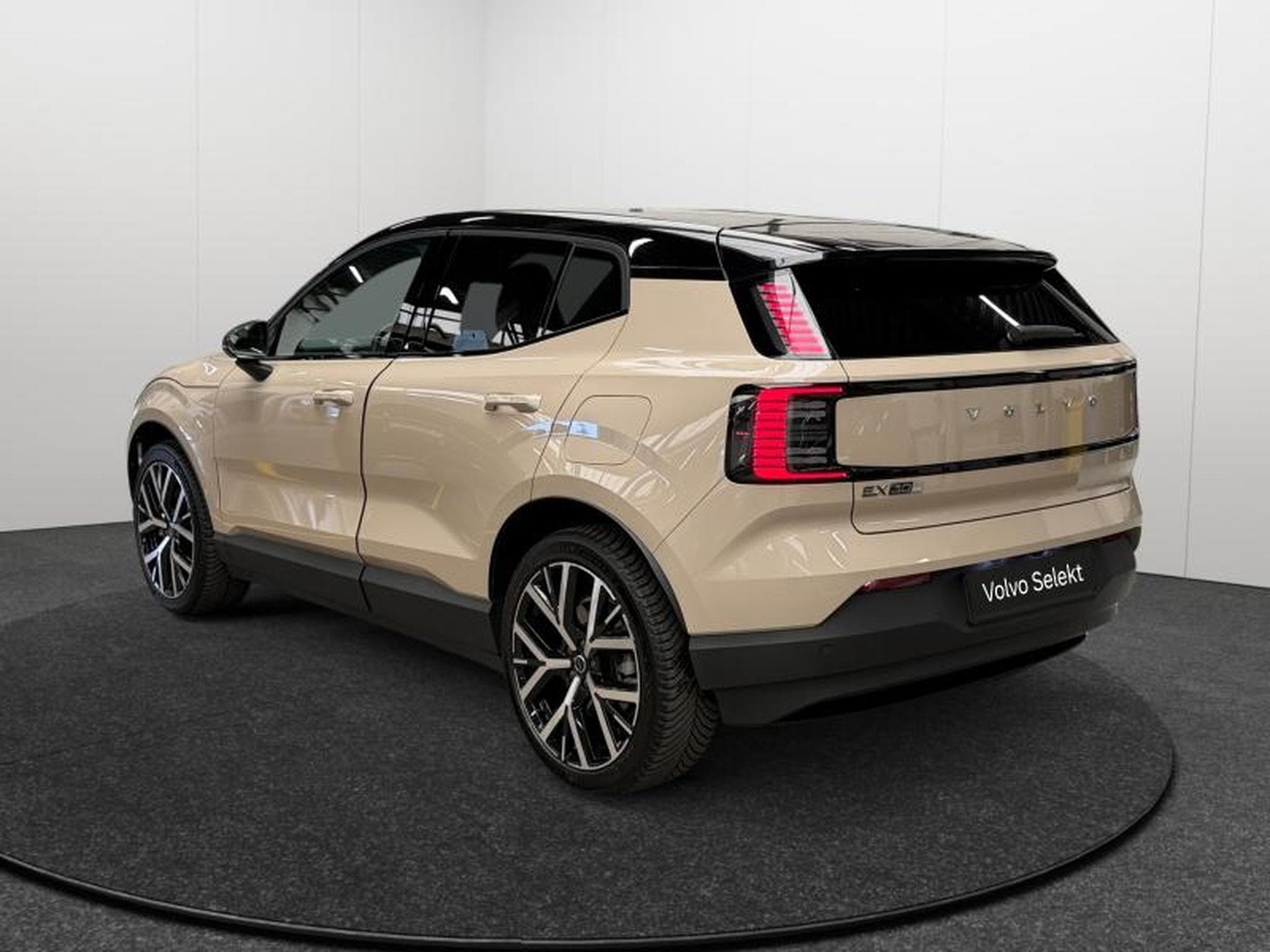 Volvo EX30 Plus BLACK EDITION P5 Long Range / Électrique 2026 (2025) - Photo 3