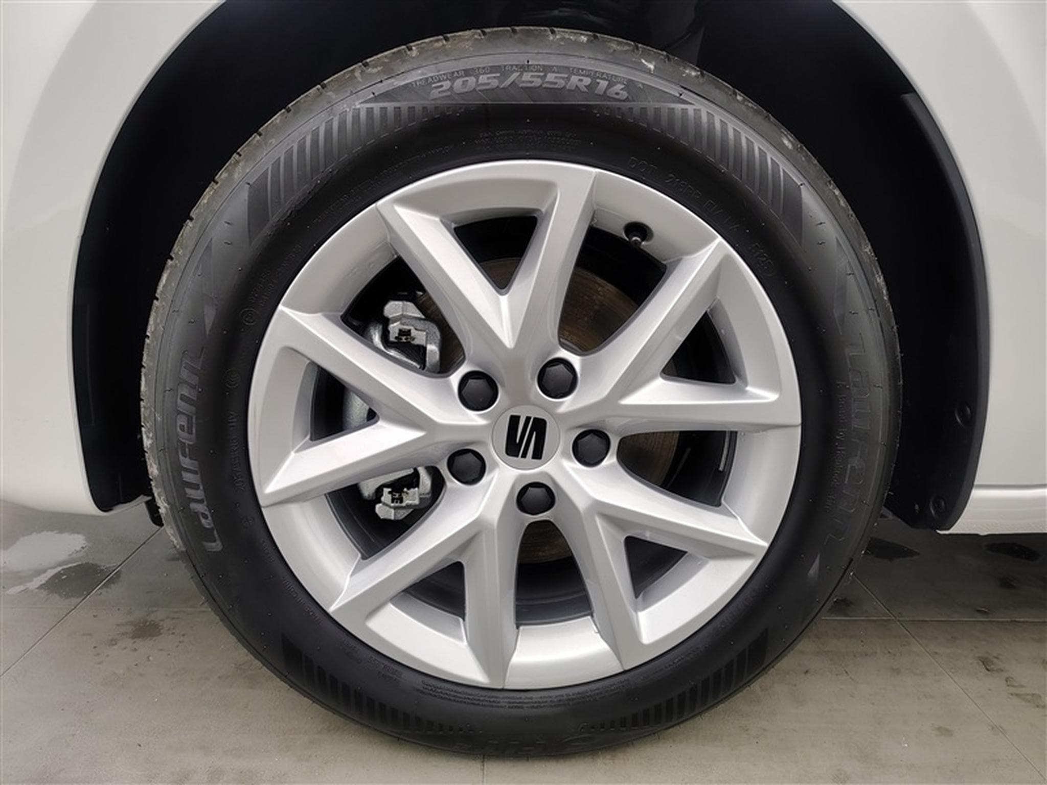 Seat Leon 1.5 eTSI 115cv DSG Style FULL LED / PDC AV+AR / JA 16" (2026) - Photo 6