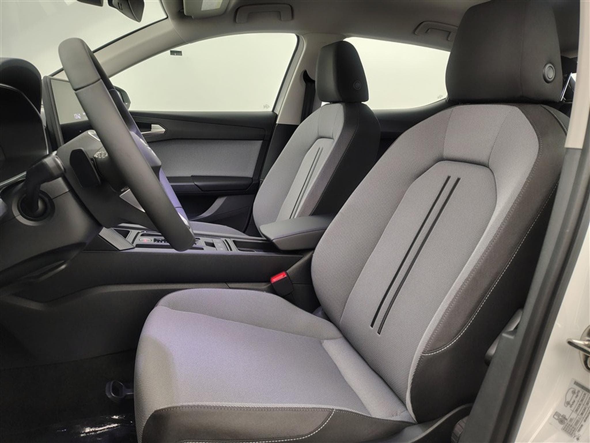 Seat Leon 1.5 eTSI 115cv DSG Style FULL LED / PDC AV+AR / JA 16" (2026) - Photo 7