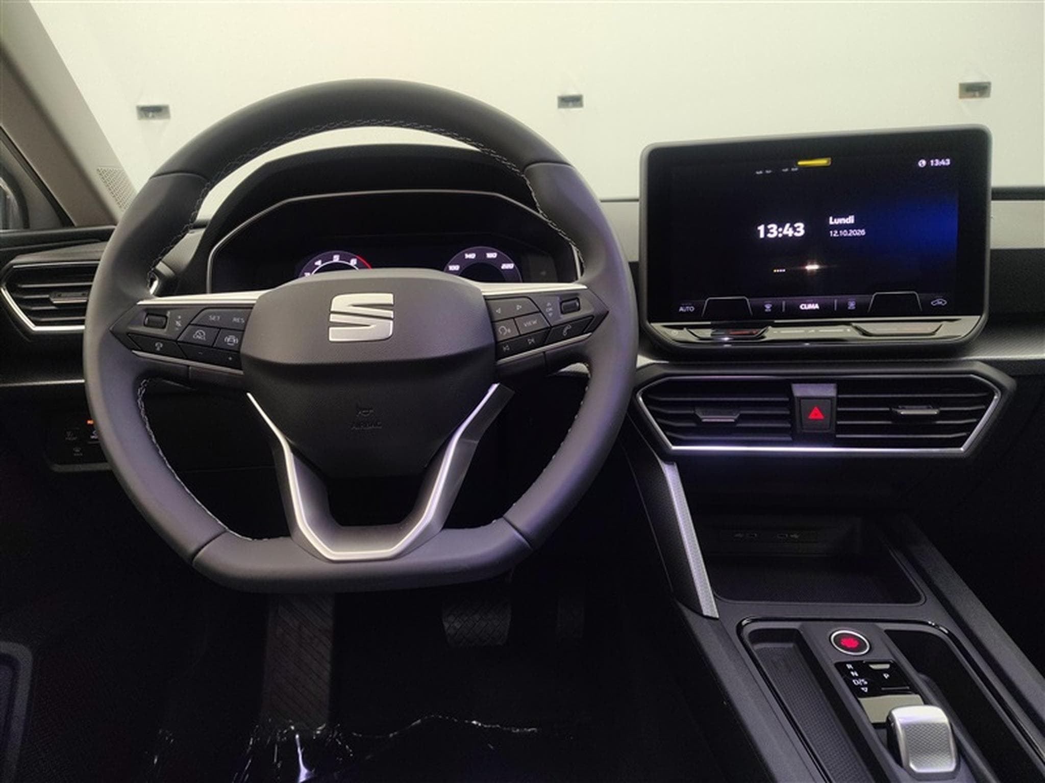 Seat Leon 1.5 eTSI 115cv DSG Style FULL LED / PDC AV+AR / JA 16" (2026) - Photo 9