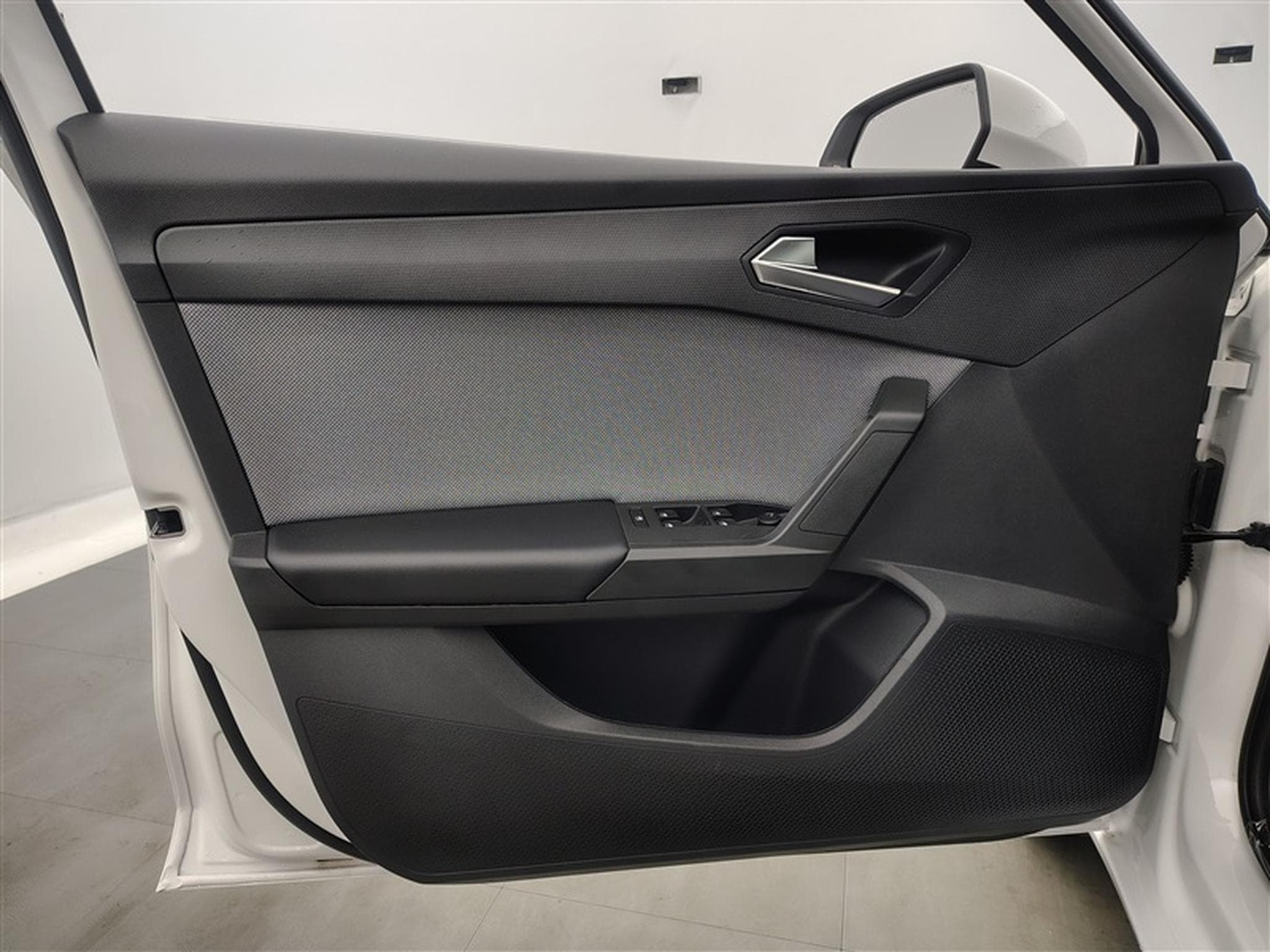Seat Leon 1.5 eTSI 115cv DSG Style FULL LED / PDC AV+AR / JA 16" (2026) - Photo 17