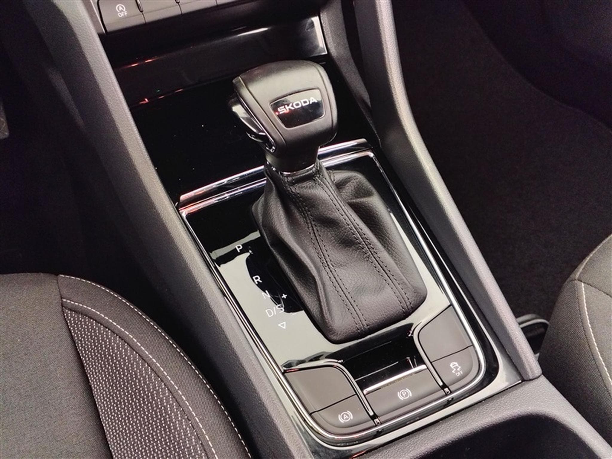 Skoda Karoq 1.5 TSI ACT Selection DSG (2024) - Photo 12