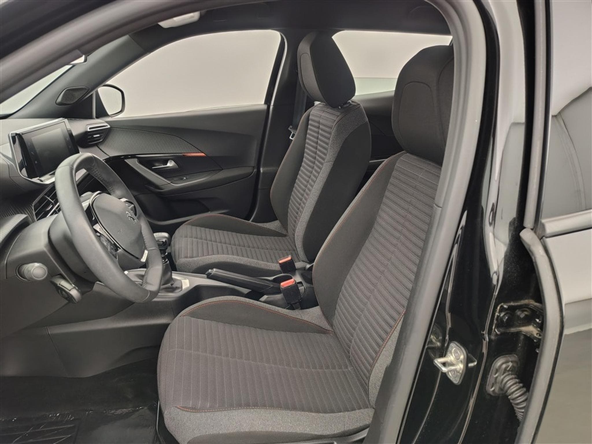 Peugeot 2008 1.2 Active Pack 130CV/NAVI/LED/JA16/PDC (2023) - Photo 7