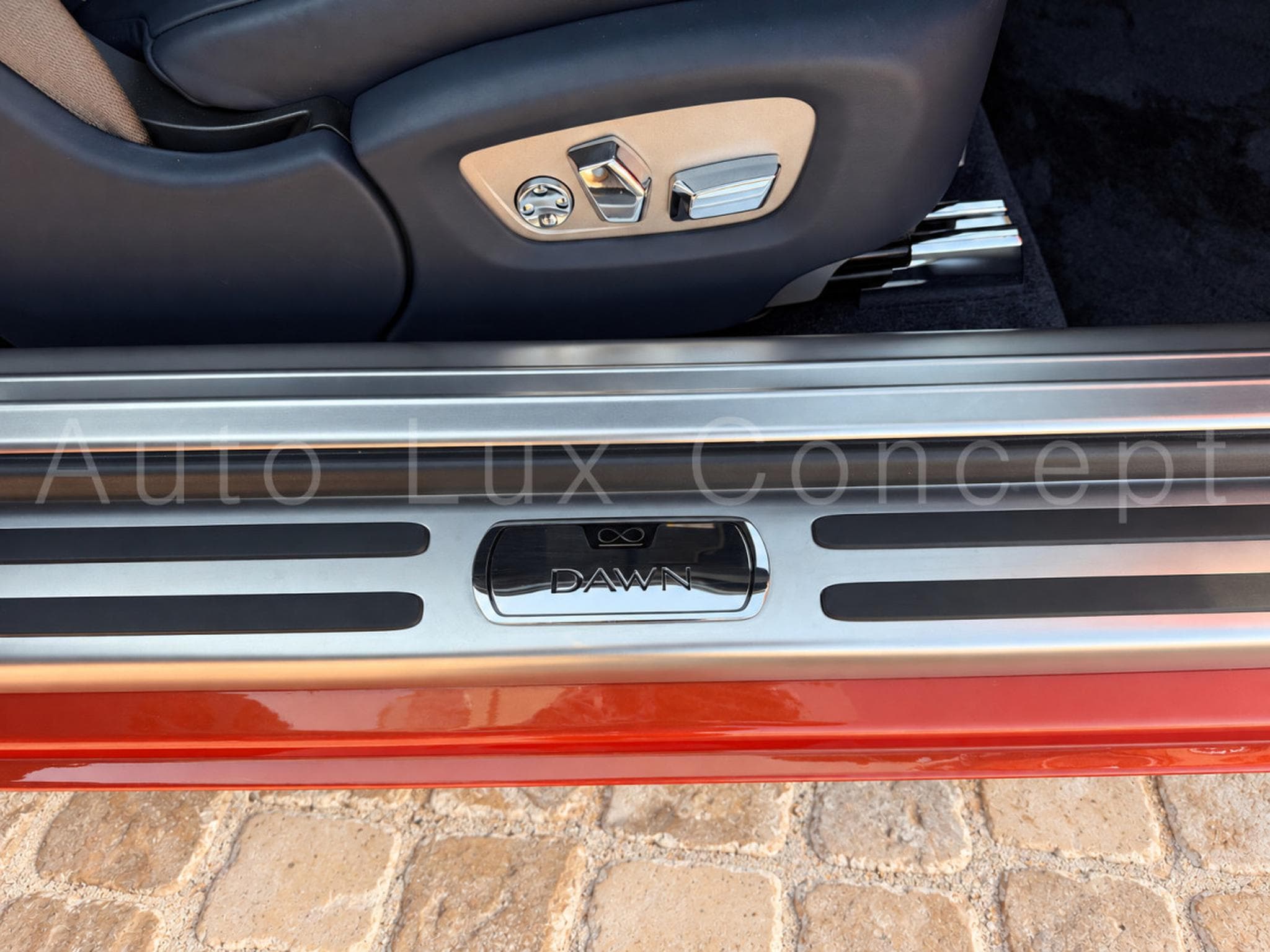 Rolls-Royce Dawn 6.6 V12 Black Badge 600 ch (2022) - Photo 24