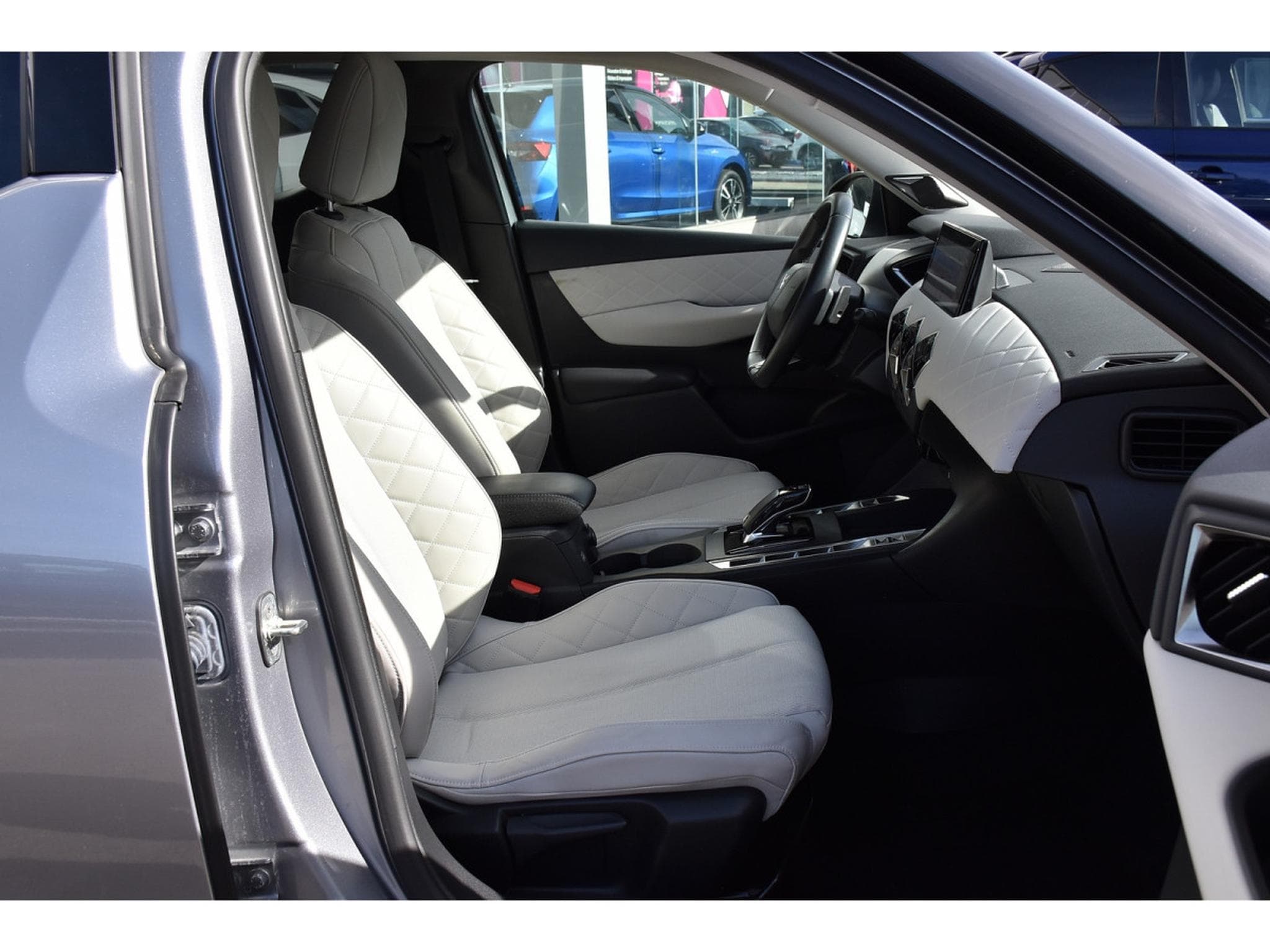 DS Automobiles DS3 1.2 PureTech EAT8 Rivoli CUIR GPS CAM LANE SIDE FOCAL 1°MAIN (2023) - Photo 7