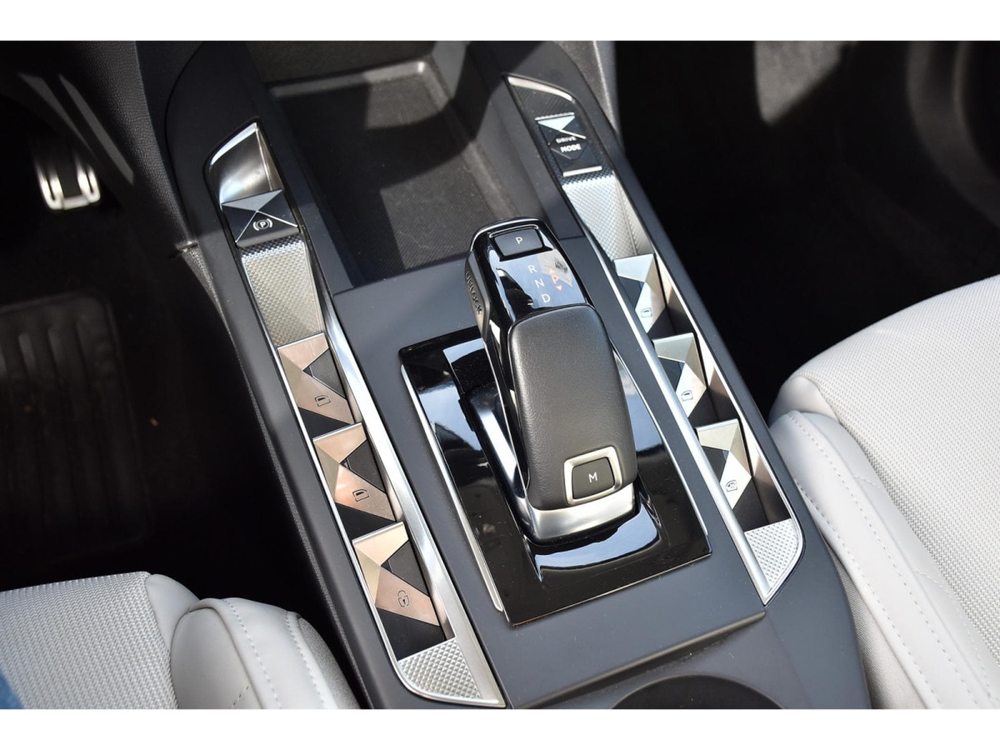 DS Automobiles DS3 1.2 PureTech EAT8 Rivoli CUIR GPS CAM LANE SIDE FOCAL 1°MAIN (2023) - Photo 21