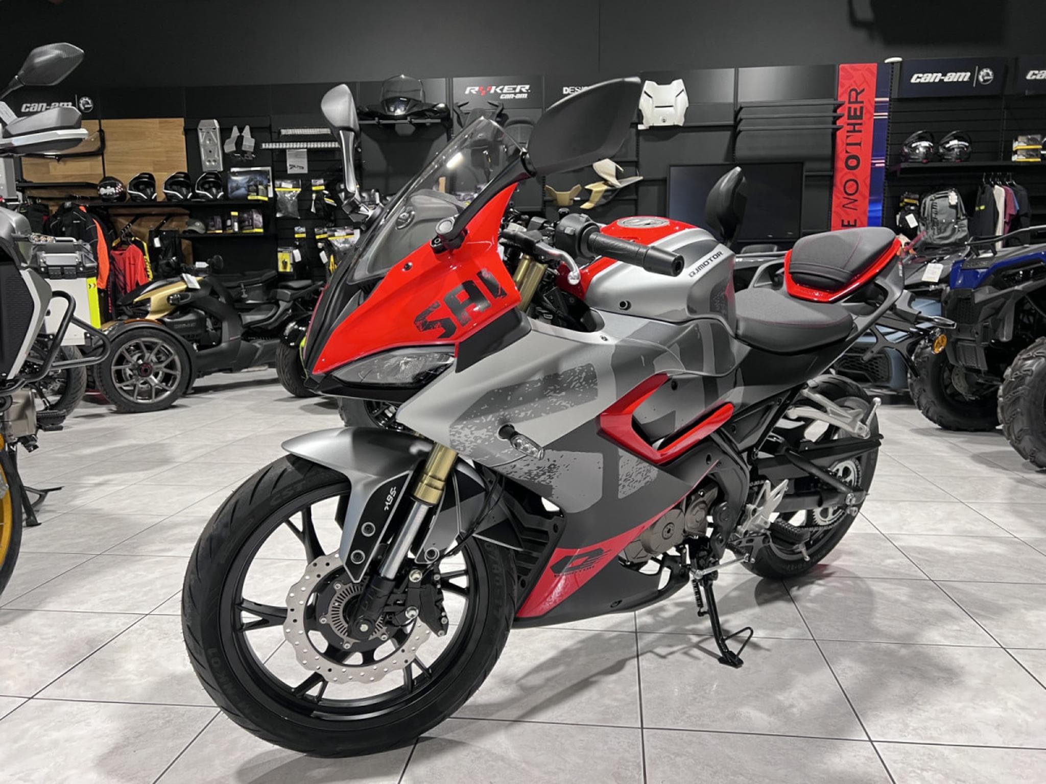 QJmotor SRK 125 R (2026) - Photo 2