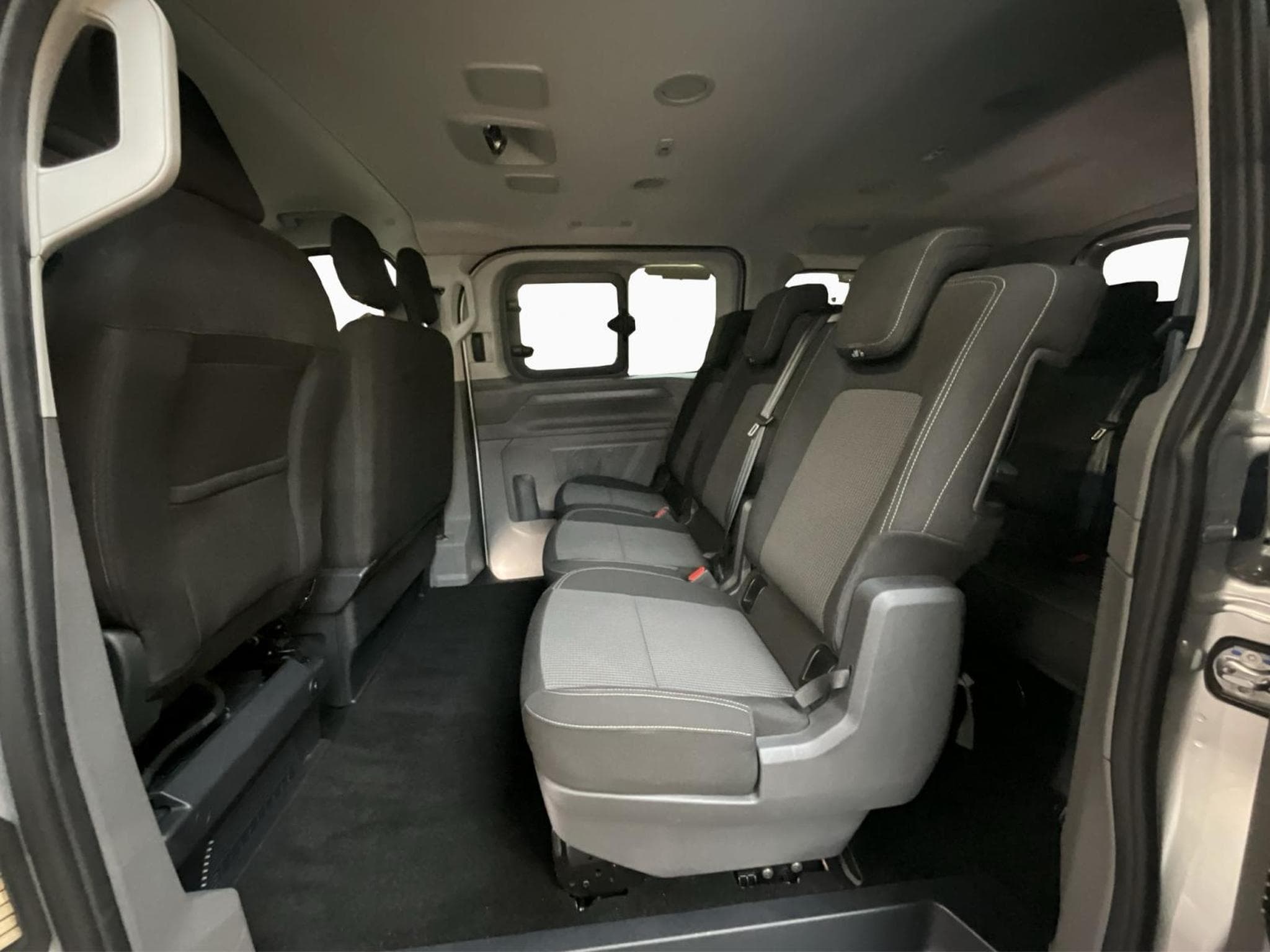 VW Caravelle Court+Aut8+9Sitze+Led+Navi+Rear-View (2025) - Photo 15