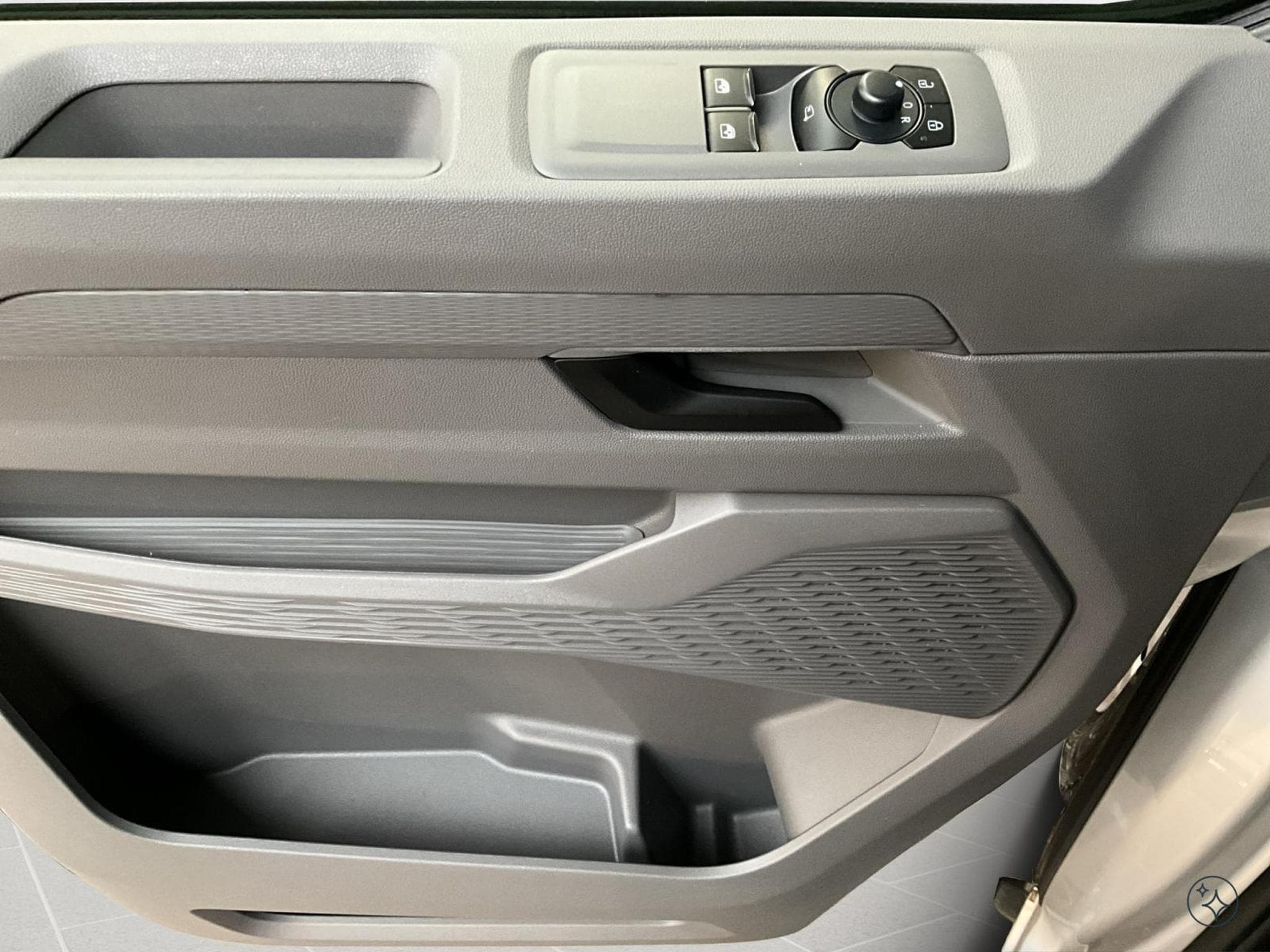 VW Caravelle Court+Aut8+9Sitze+Led+Navi+Rear-View (2025) - Photo 14
