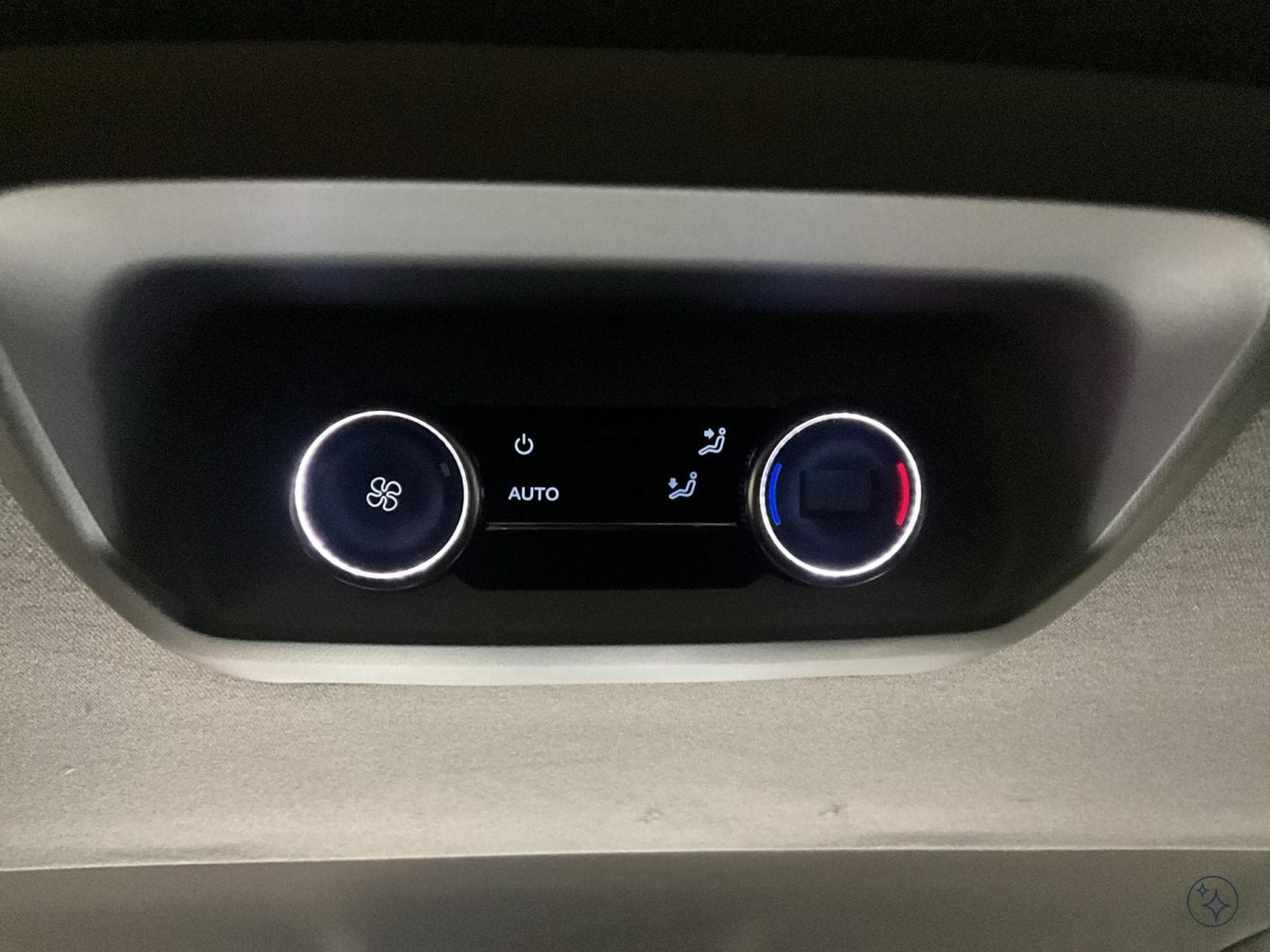 VW Caravelle Court+Aut8+9Sitze+Led+Navi+Rear-View (2025) - Photo 19