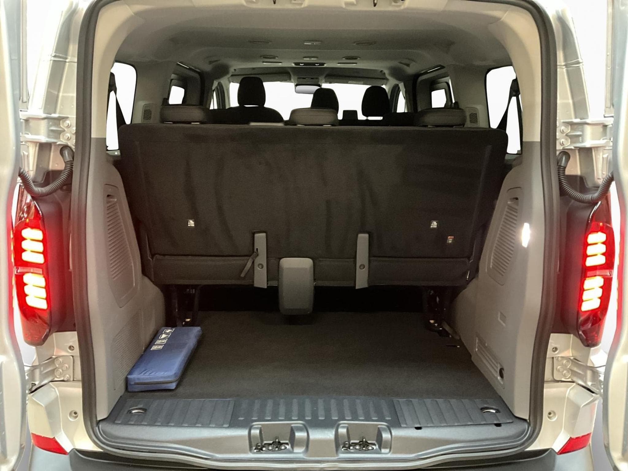 VW Caravelle Court+Aut8+9Sitze+Led+Navi+Rear-View (2025) - Photo 16