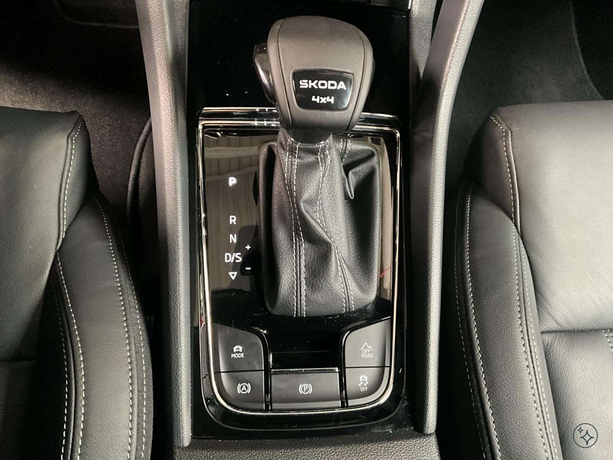 Skoda Karoq Sportline+DSG+4x4+P.Travel+P.Performance+P.Convenience+Kessy (2025) - Photo 12