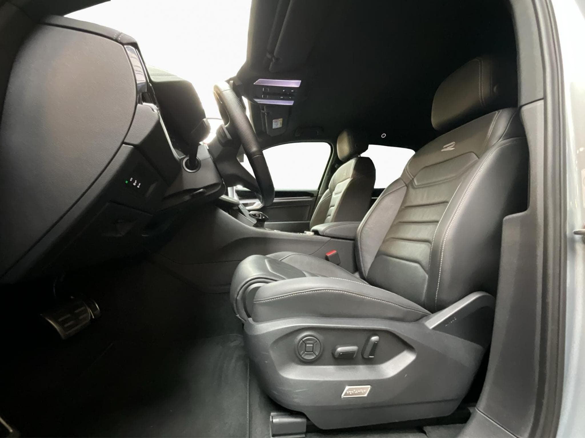 VW Touareg R-Line+Aut8+4Motion+P.confort+LM20+AHK+LED+NAVI (2025) - Photo 9