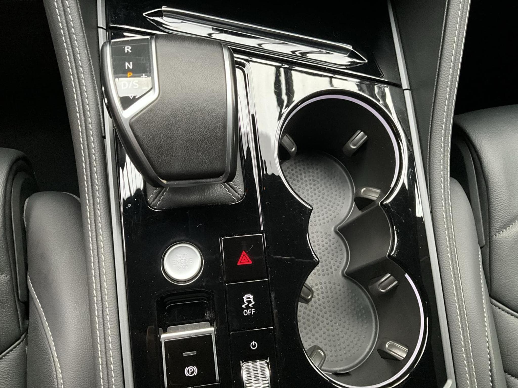VW Touareg R-Line+Aut8+4Motion+P.confort+LM20+AHK+LED+NAVI (2025) - Photo 12