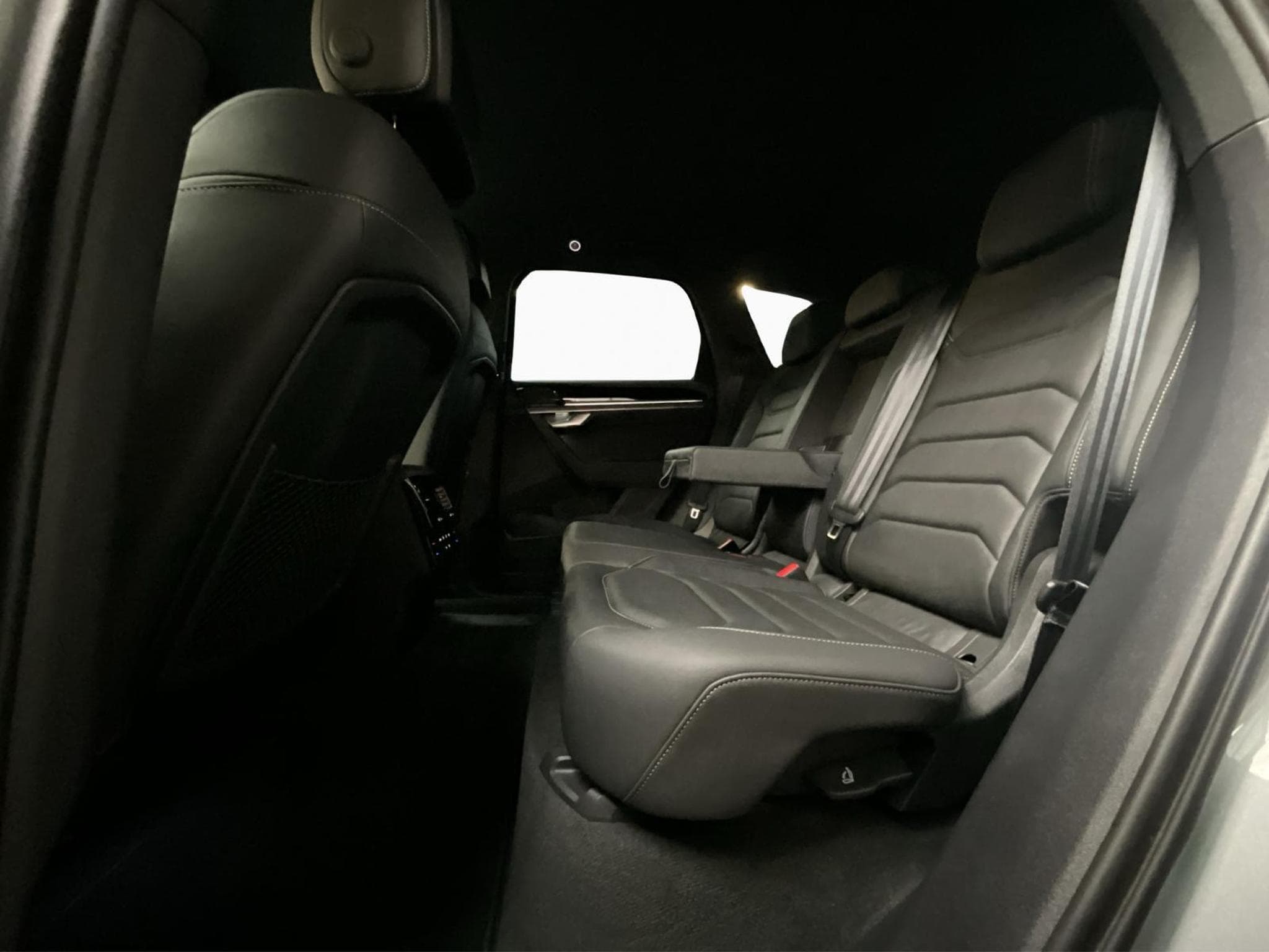 VW Touareg R-Line+Aut8+4Motion+P.confort+LM20+AHK+LED+NAVI (2025) - Photo 15
