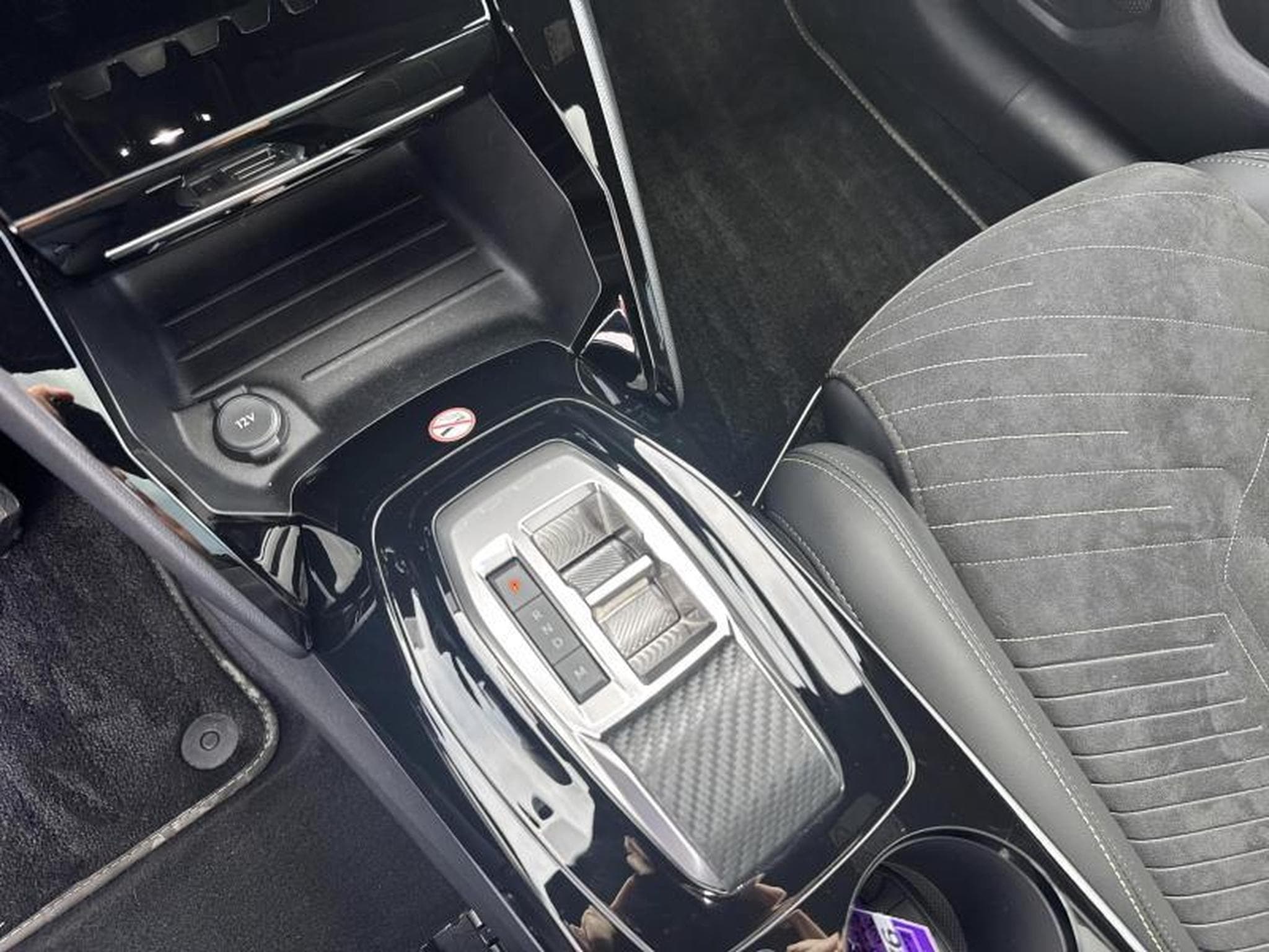 Peugeot 208 GT 1.2 Hybrid 136 e-DSC6 (2024) - Photo 19