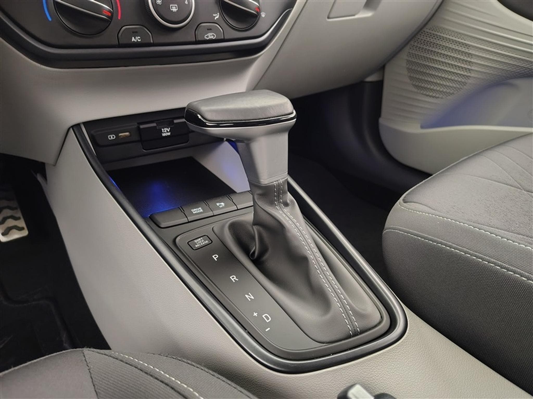 Hyundai Bayon 1.0 T-GDi MHEV DCT-7 100Cv Intuitive CARPLAY / CLIM (2023) - Photo 12