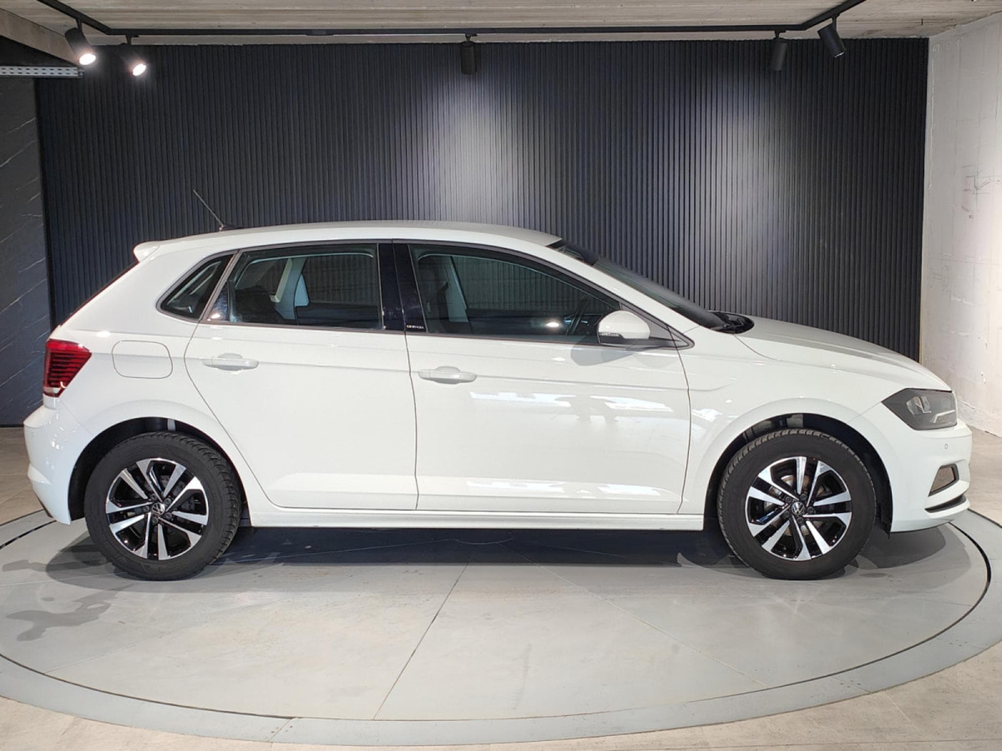 VW Polo 1.0i UNITED CARPLAY BLUETOOH RADAR AV ET ARR JANTES ALU (2021) - Photo 2