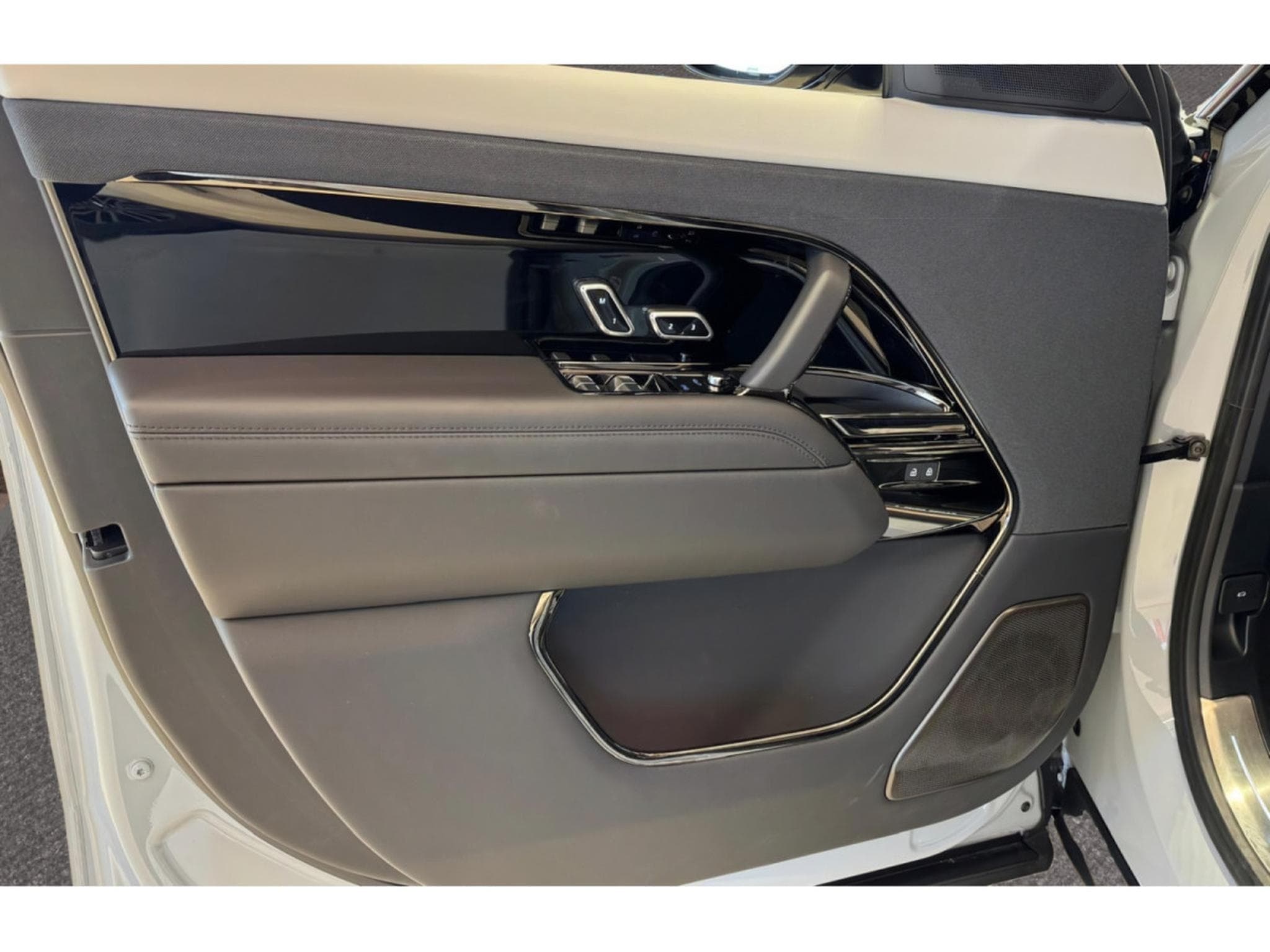 Land-Rover Range Rover Sport P635 SV - ARROIOS GREY/ KERAMIK/ MASSAGE/ HUD/ AHK/ WERKS-KM (2026) - Photo 6