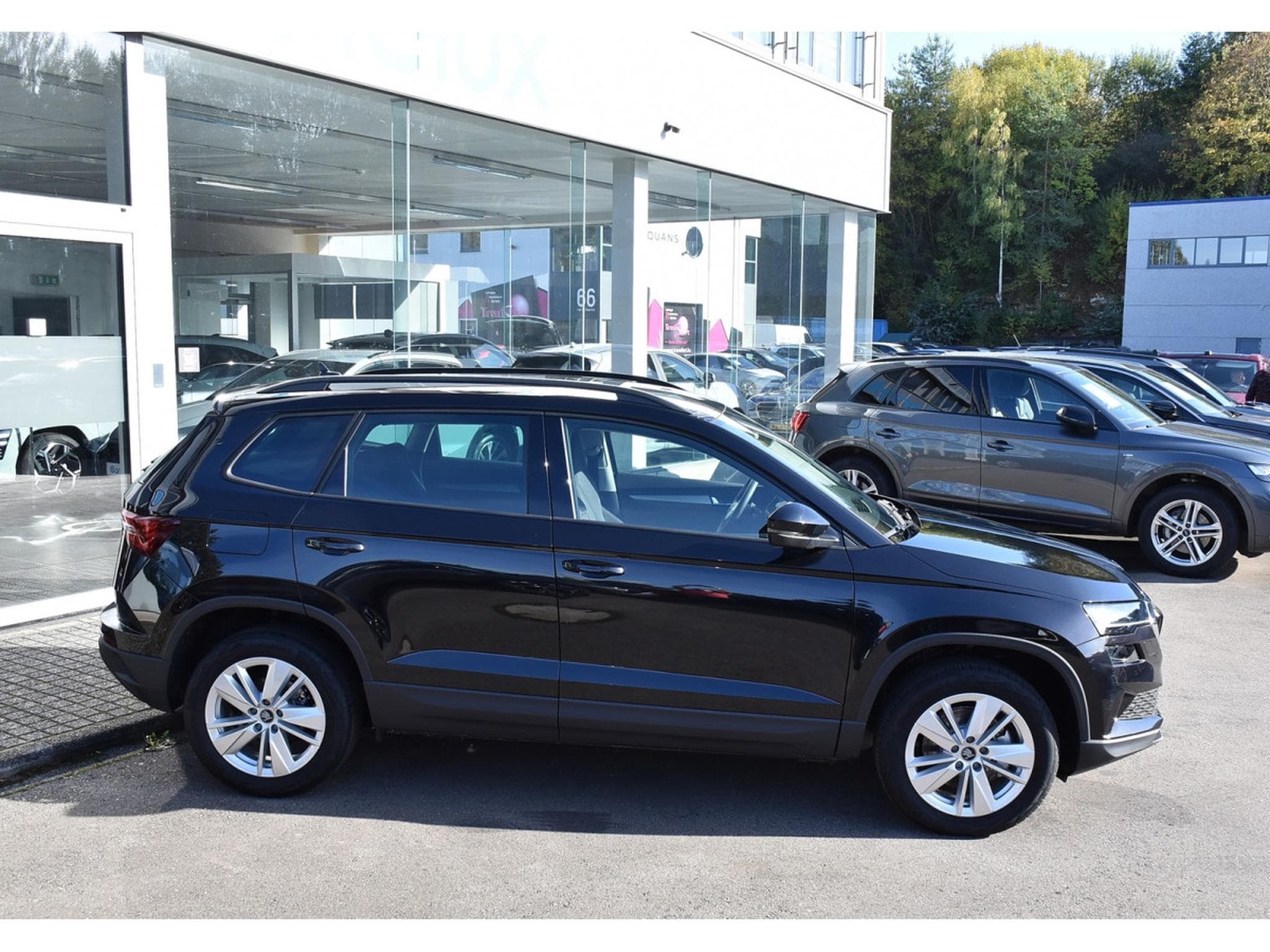 Skoda Karoq 1.5 TSI DSG Selection ACC LANE CAM ATT REMORQUE NEUF (2026) - Photo 3