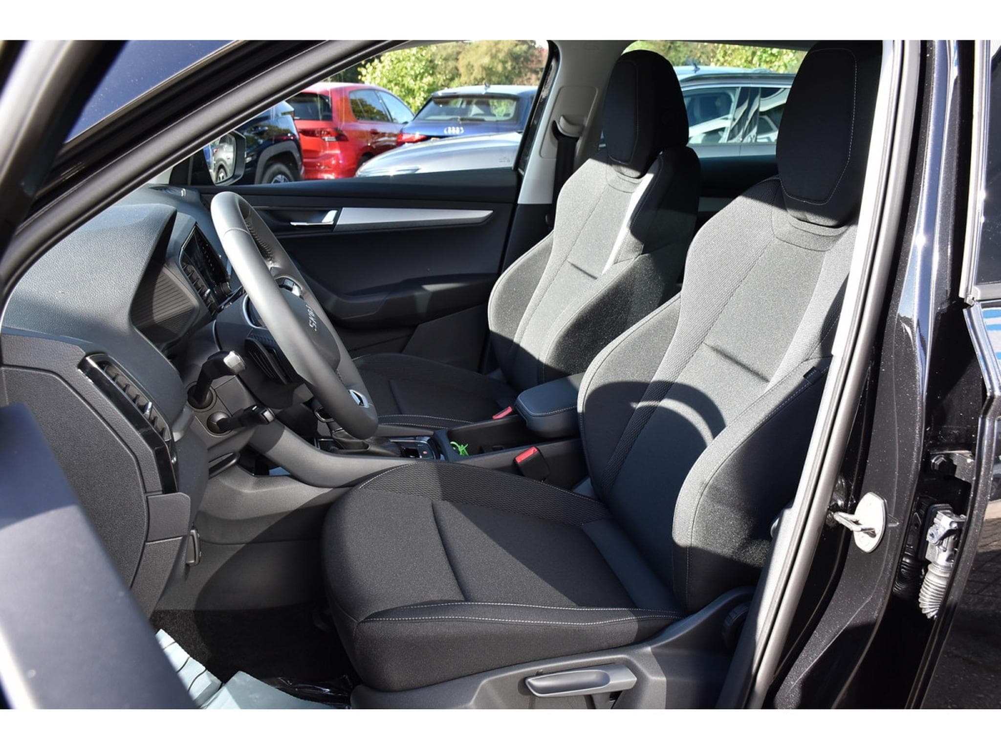 Skoda Karoq 1.5 TSI DSG Selection ACC LANE CAM ATT REMORQUE NEUF (2026) - Photo 6