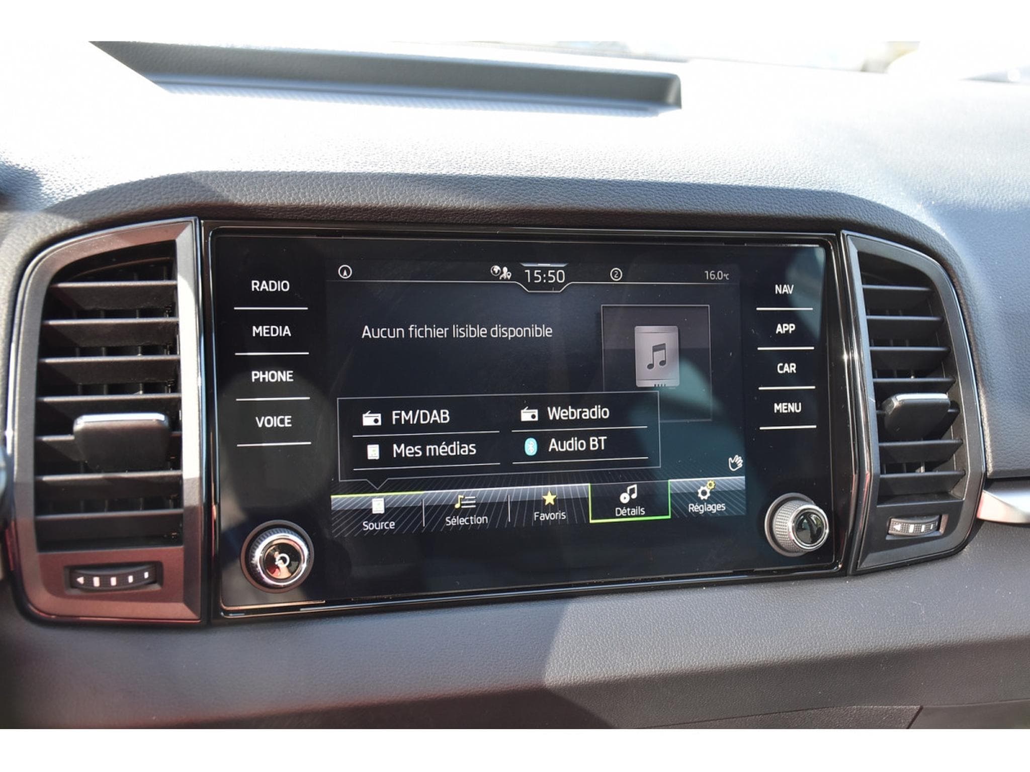 Skoda Karoq 1.5 TSI DSG Selection ACC LANE CAM ATT REMORQUE NEUF (2026) - Photo 10