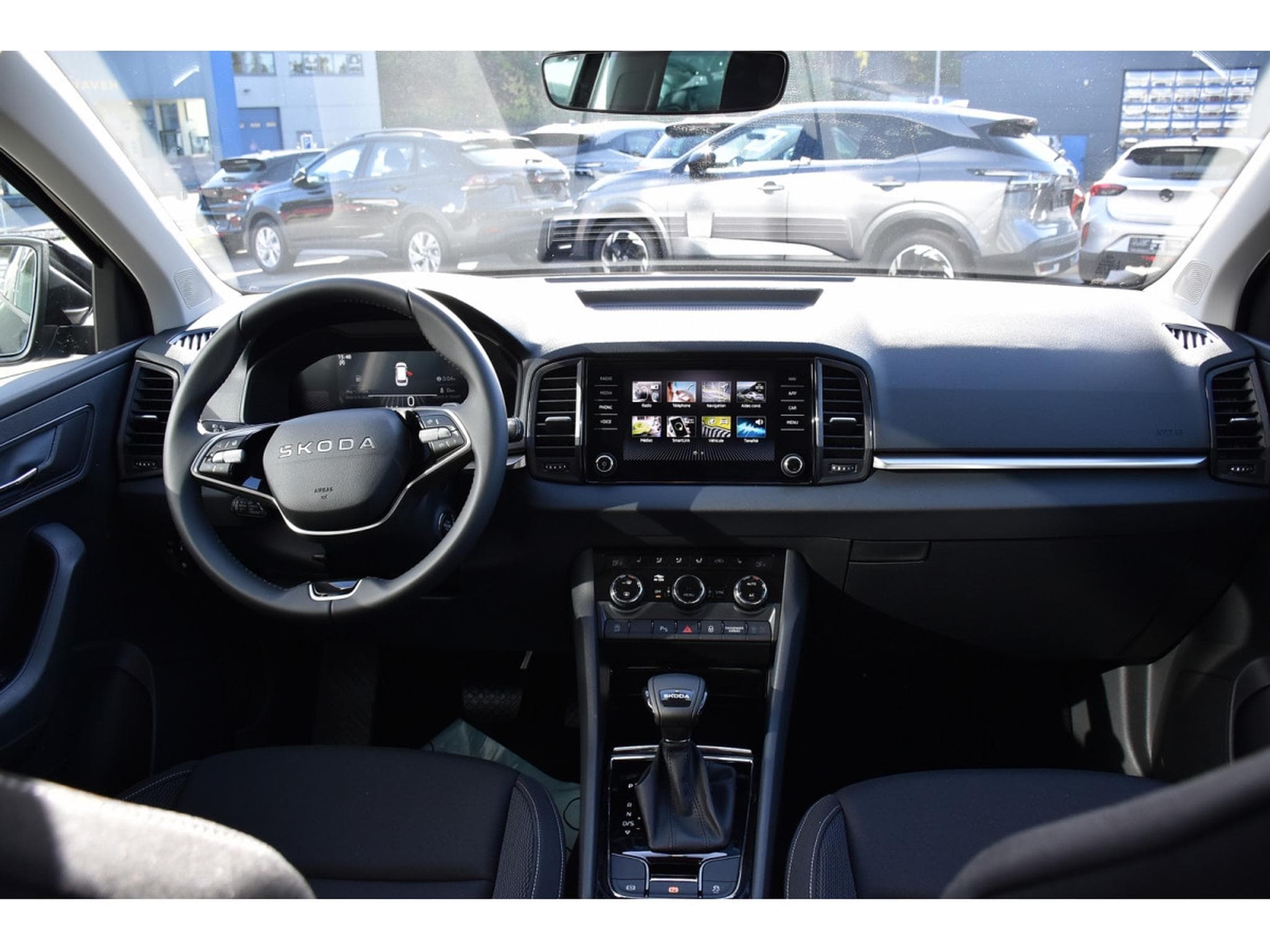 Skoda Karoq 1.5 TSI DSG Selection ACC LANE CAM ATT REMORQUE NEUF (2026) - Photo 9