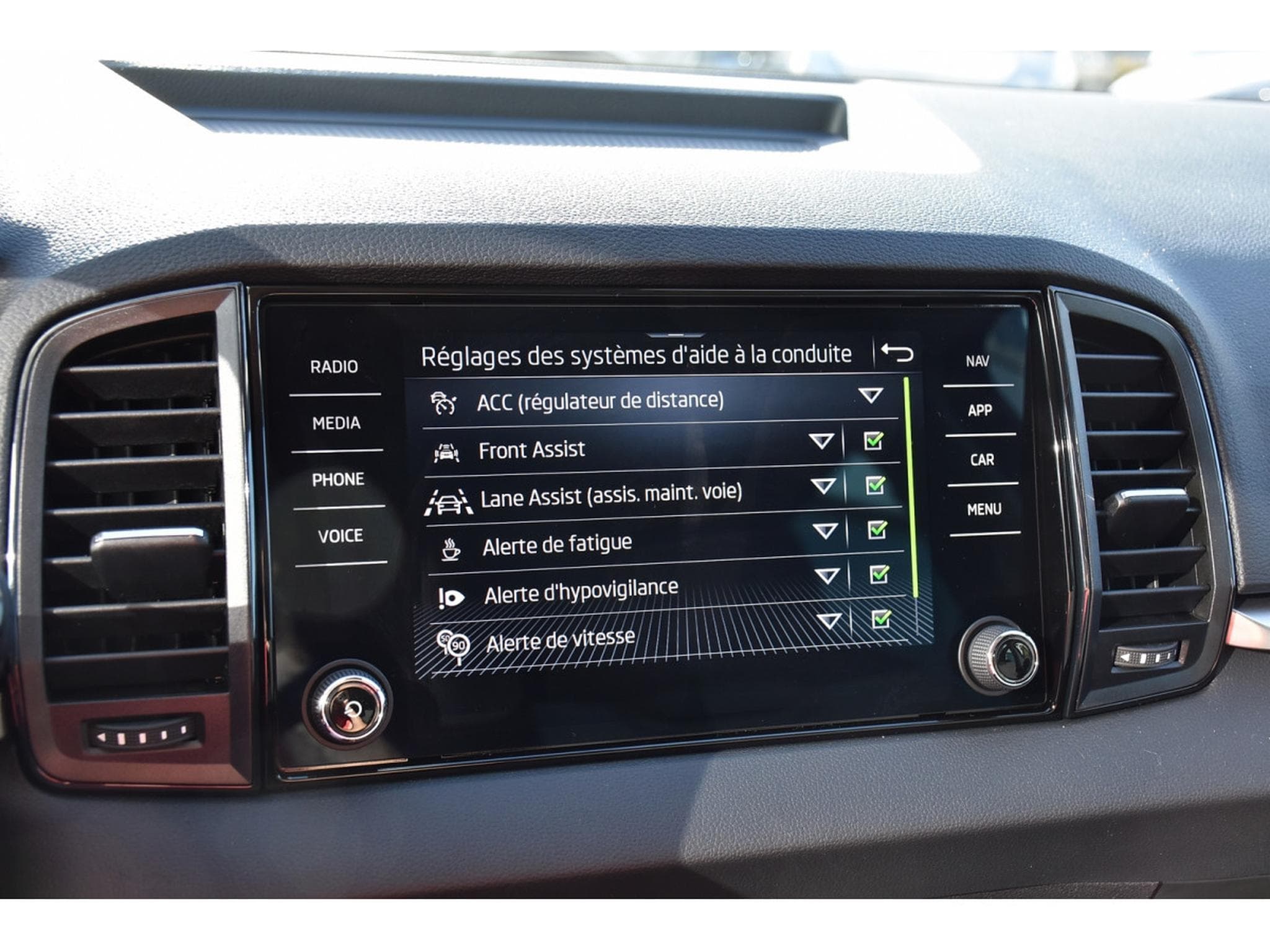 Skoda Karoq 1.5 TSI DSG Selection ACC LANE CAM ATT REMORQUE NEUF (2026) - Photo 13