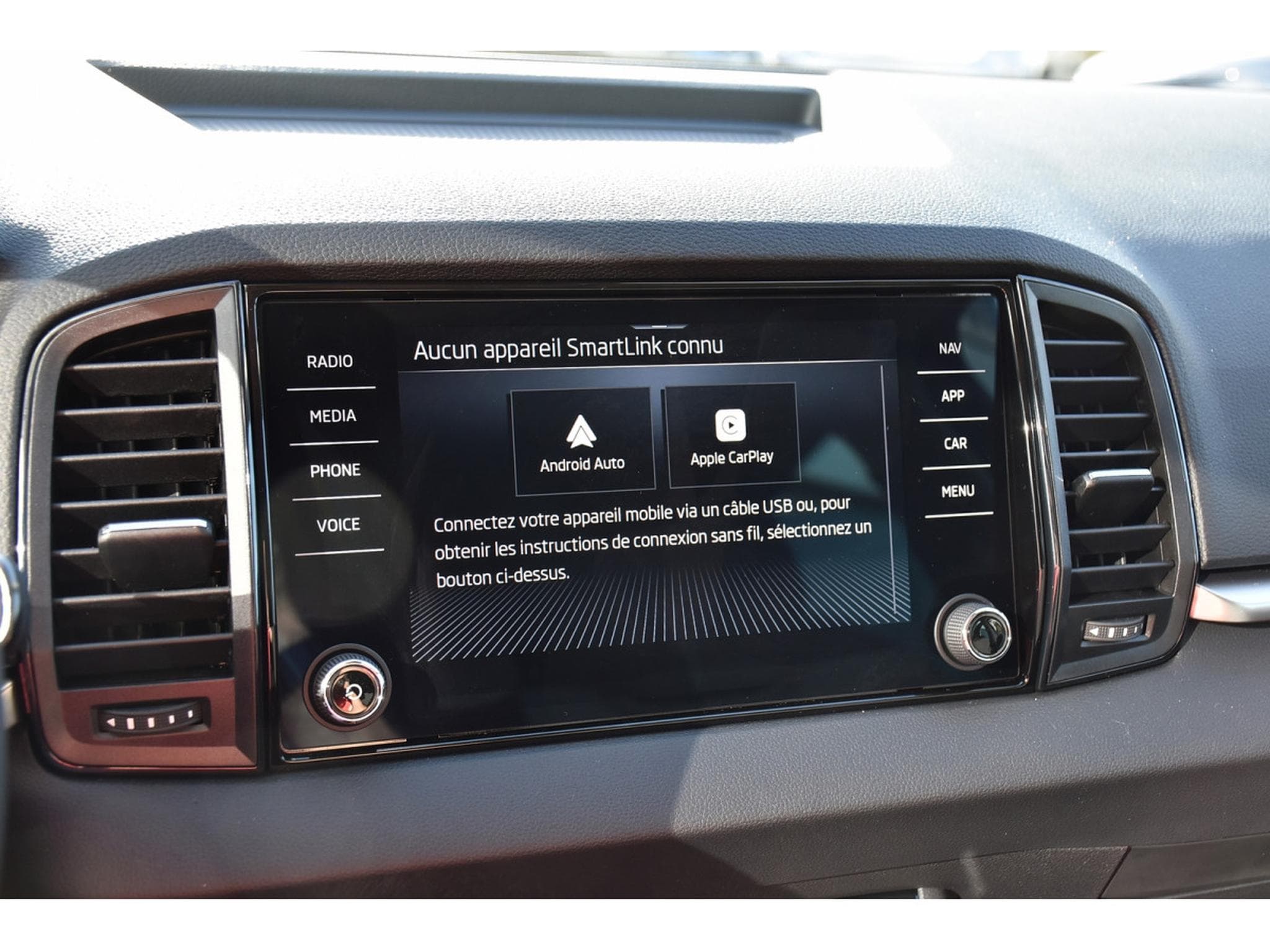 Skoda Karoq 1.5 TSI DSG Selection ACC LANE CAM ATT REMORQUE NEUF (2026) - Photo 11