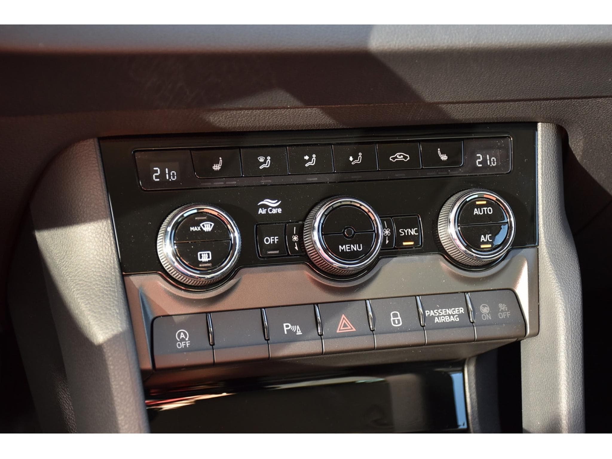 Skoda Karoq 1.5 TSI DSG Selection ACC LANE CAM ATT REMORQUE NEUF (2026) - Photo 17