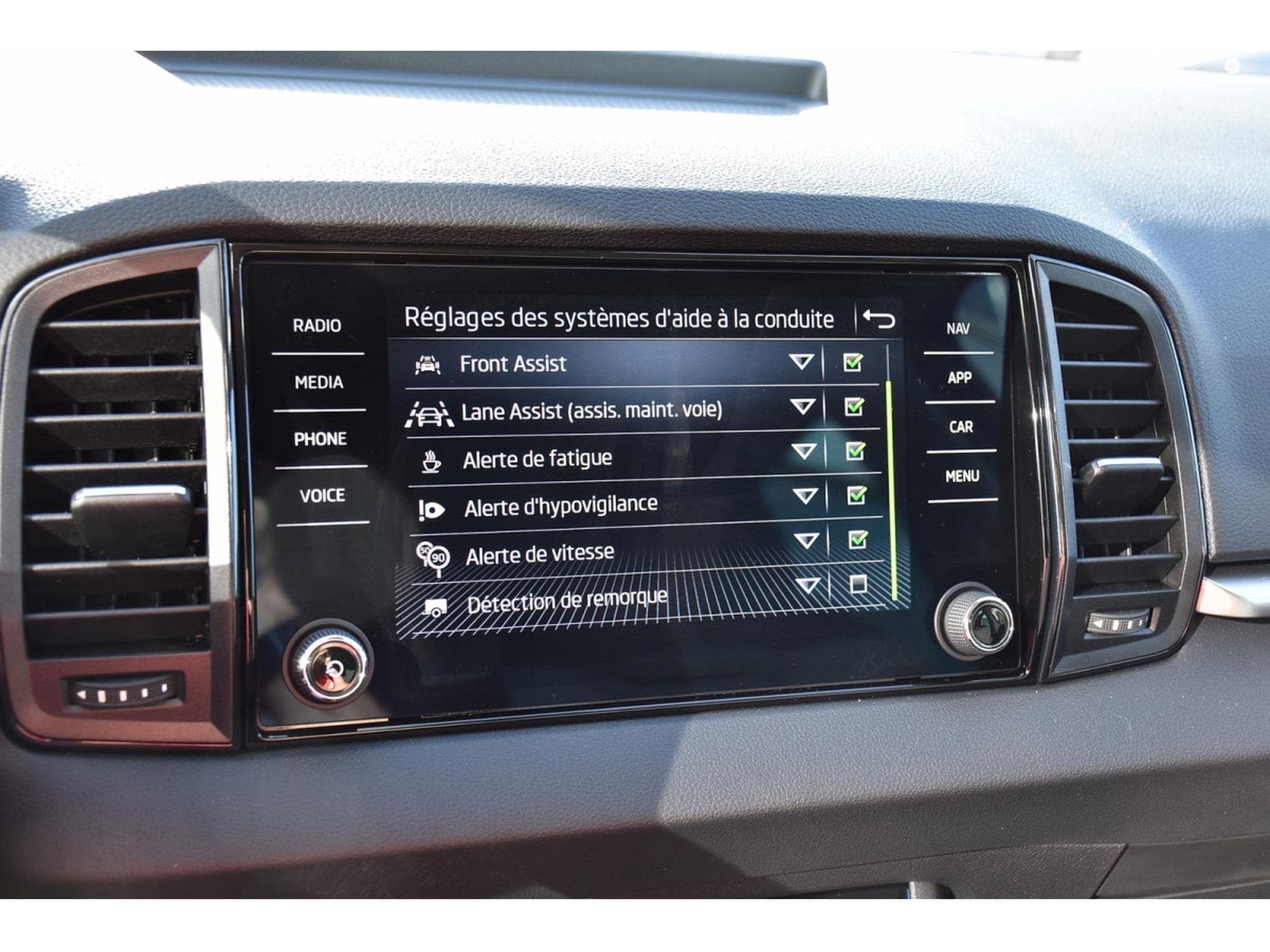 Skoda Karoq 1.5 TSI DSG Selection ACC LANE CAM ATT REMORQUE NEUF (2026) - Photo 14