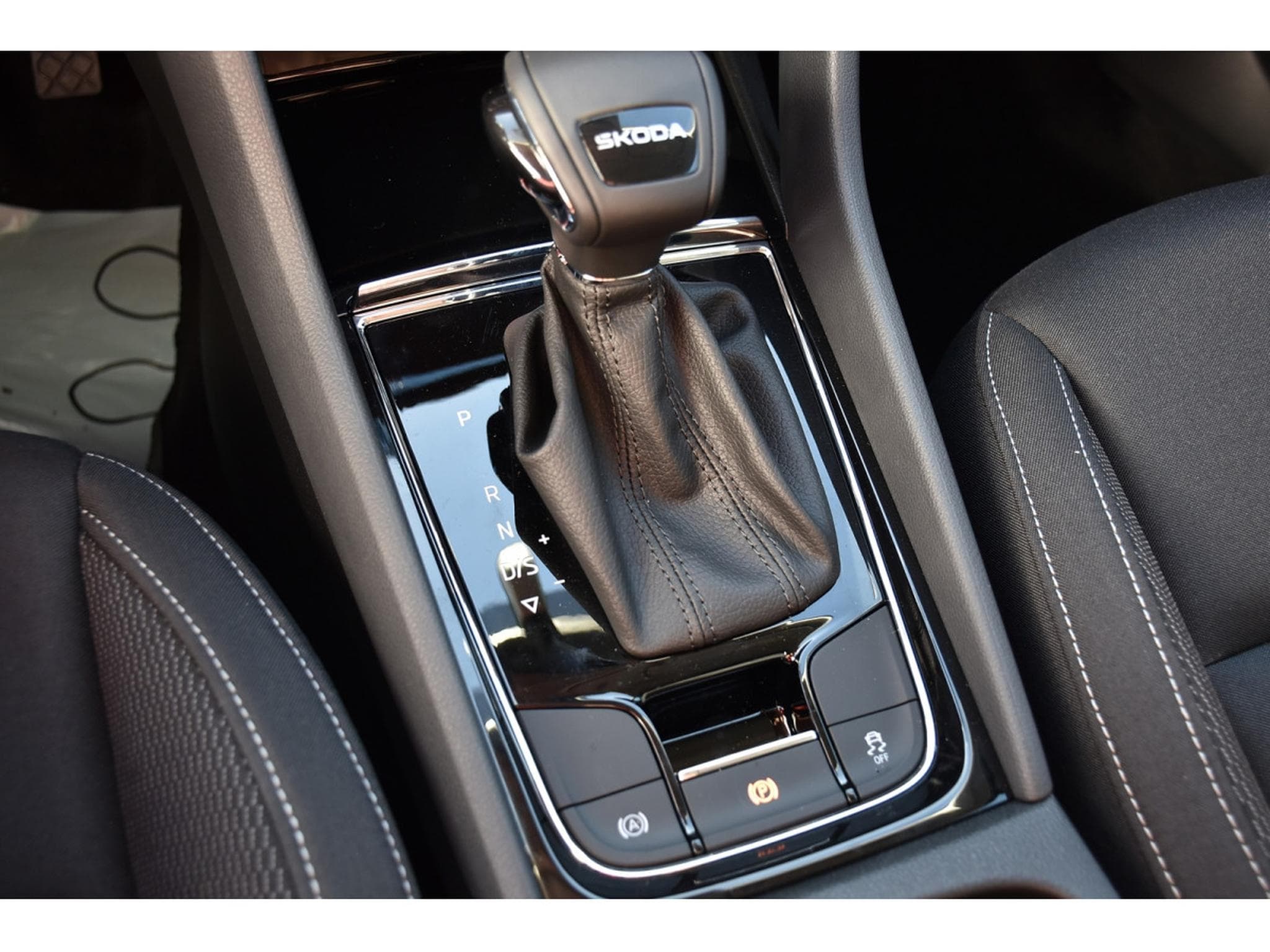 Skoda Karoq 1.5 TSI DSG Selection ACC LANE CAM ATT REMORQUE NEUF (2026) - Photo 18