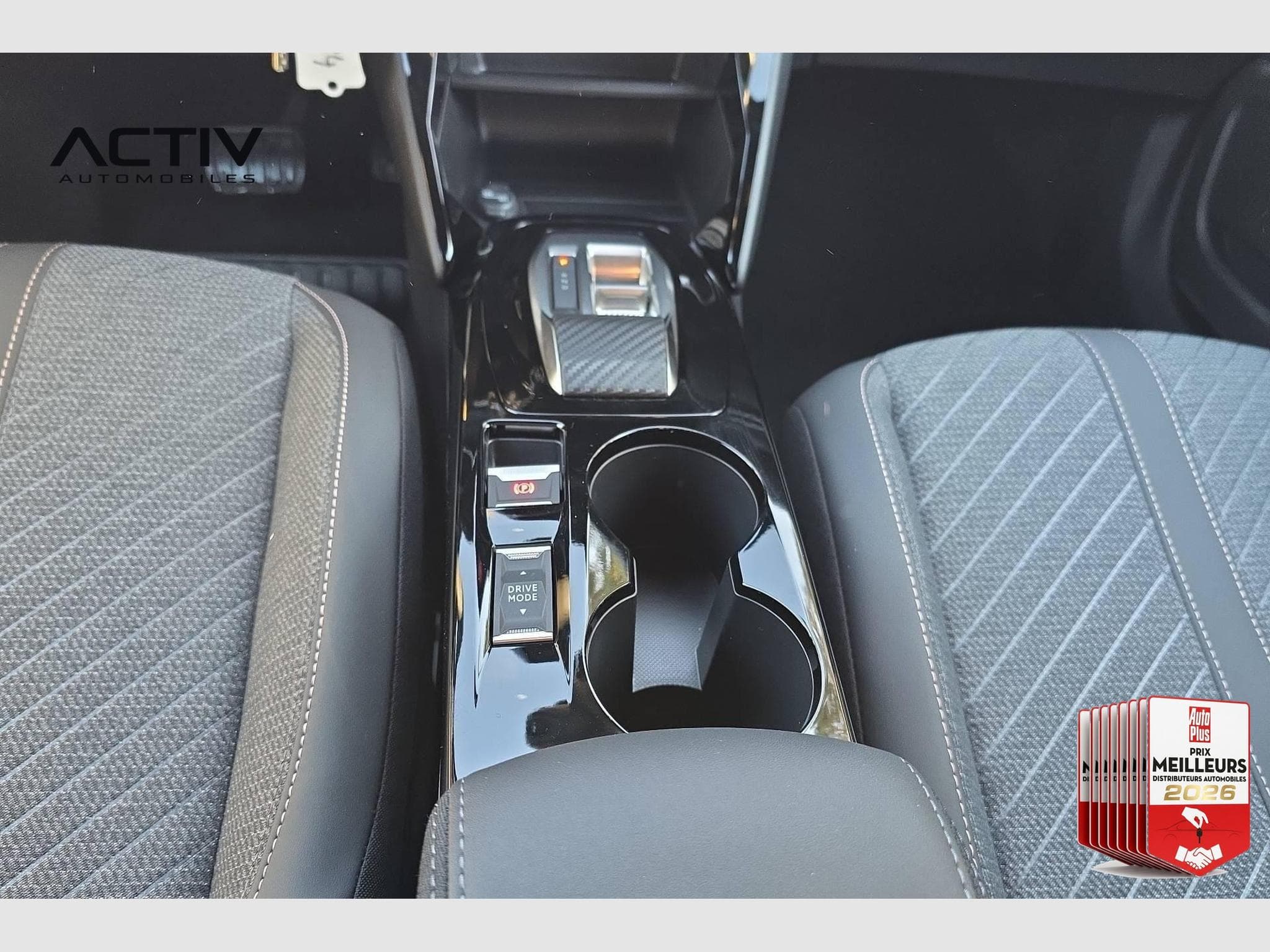 Peugeot 2008 Hybrid 145 e-DCS6 Allure (2026) - Photo 17