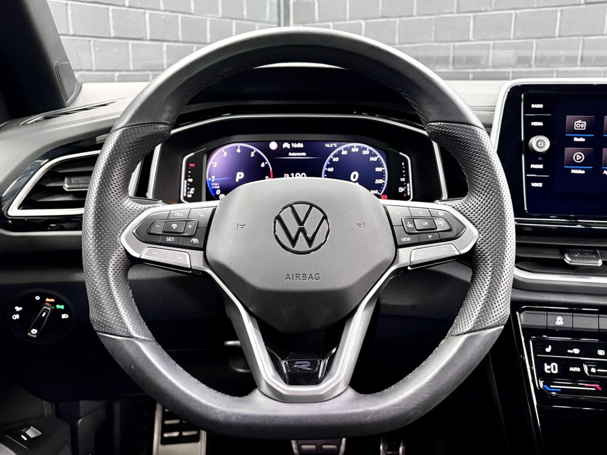 VW T-Roc R-Line Edition 1.5 TSI 150 CV DSG7 *ACC* CAM * HAYON * (2025) - Photo 10