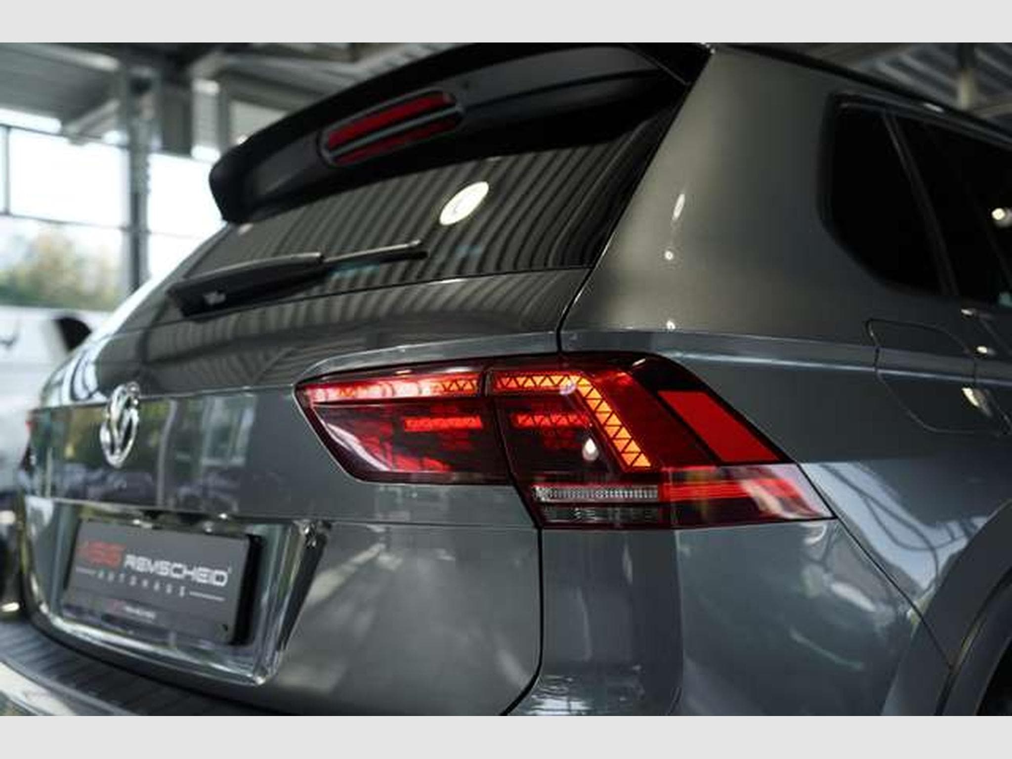 VW Tiguan R Line 4Matic *ACC *Virtual *Pano *AHK (2019) - Photo 14