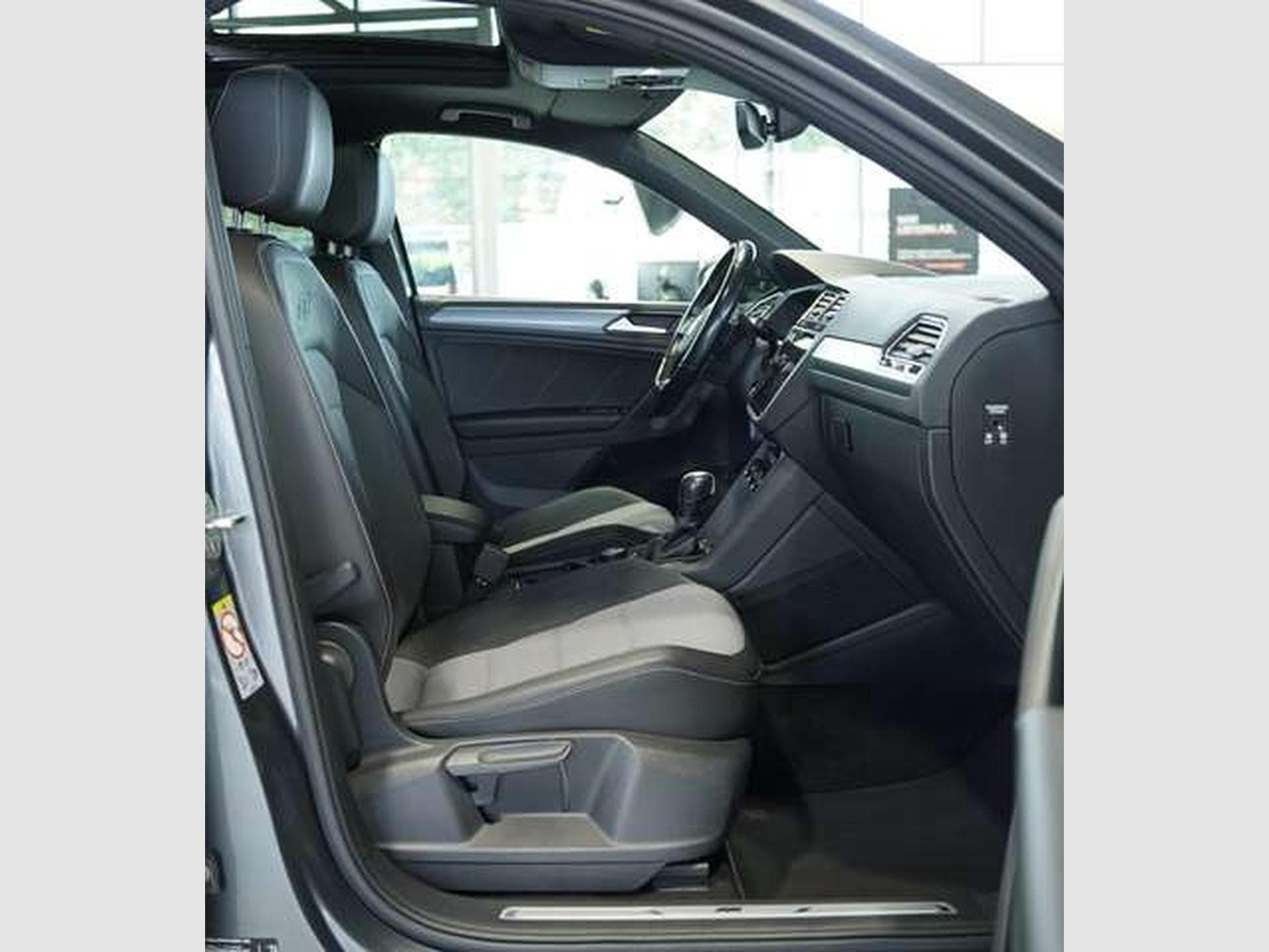 VW Tiguan R Line 4Matic *ACC *Virtual *Pano *AHK (2019) - Photo 15
