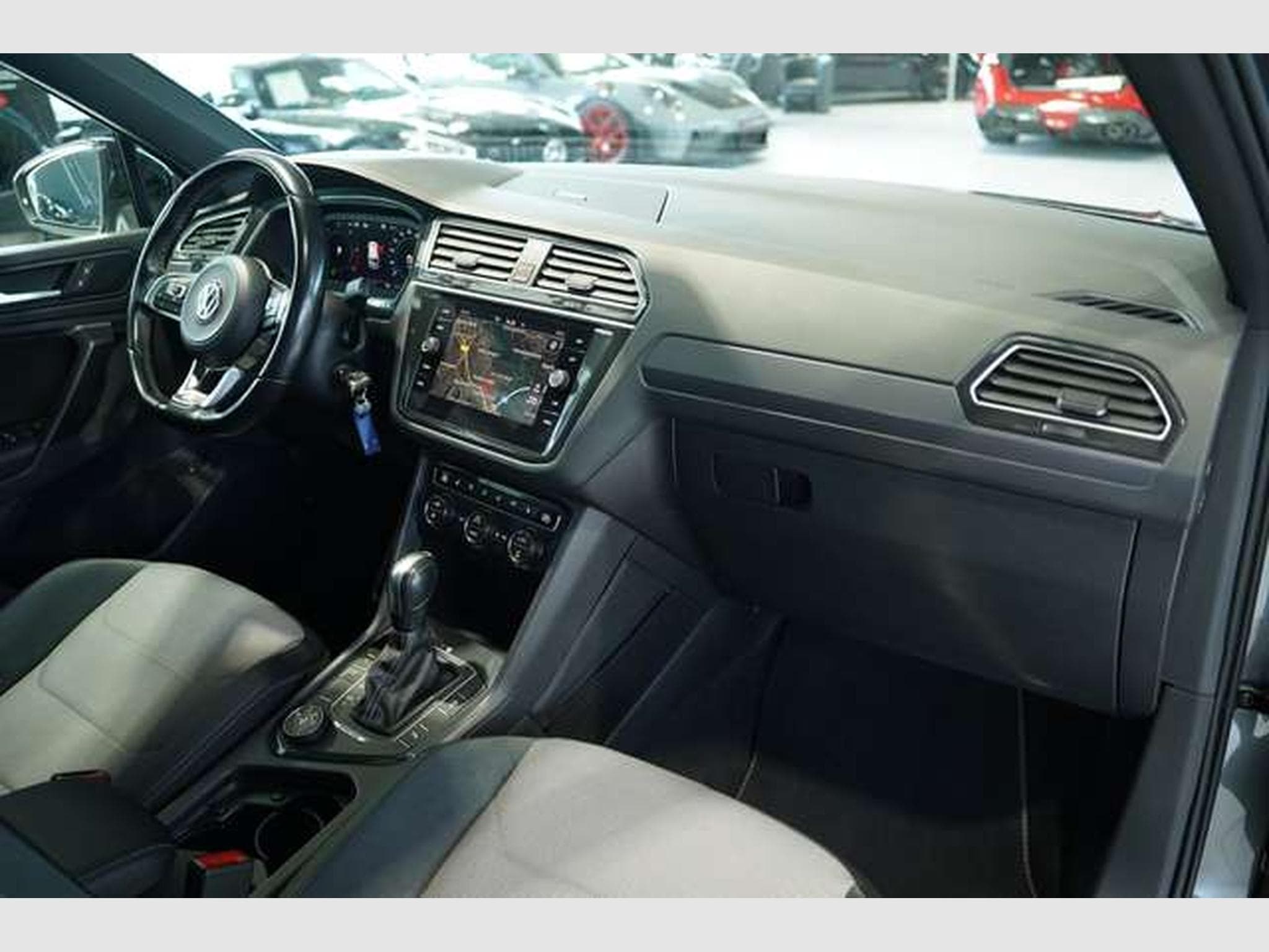 VW Tiguan R Line 4Matic *ACC *Virtual *Pano *AHK (2019) - Photo 17