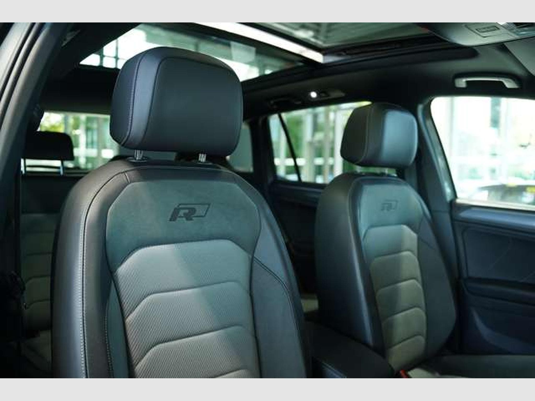 VW Tiguan R Line 4Matic *ACC *Virtual *Pano *AHK (2019) - Photo 19