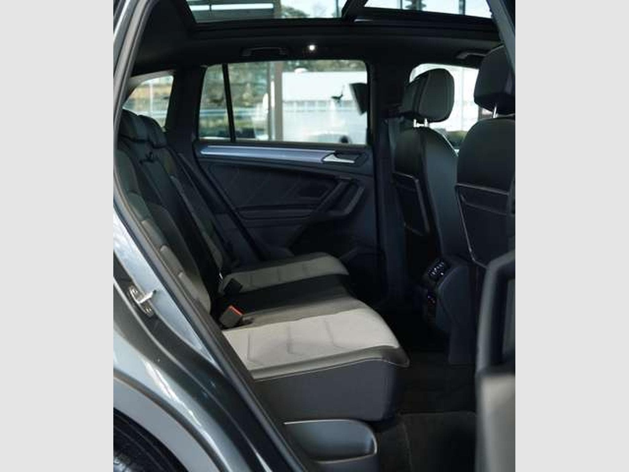 VW Tiguan R Line 4Matic *ACC *Virtual *Pano *AHK (2019) - Photo 20